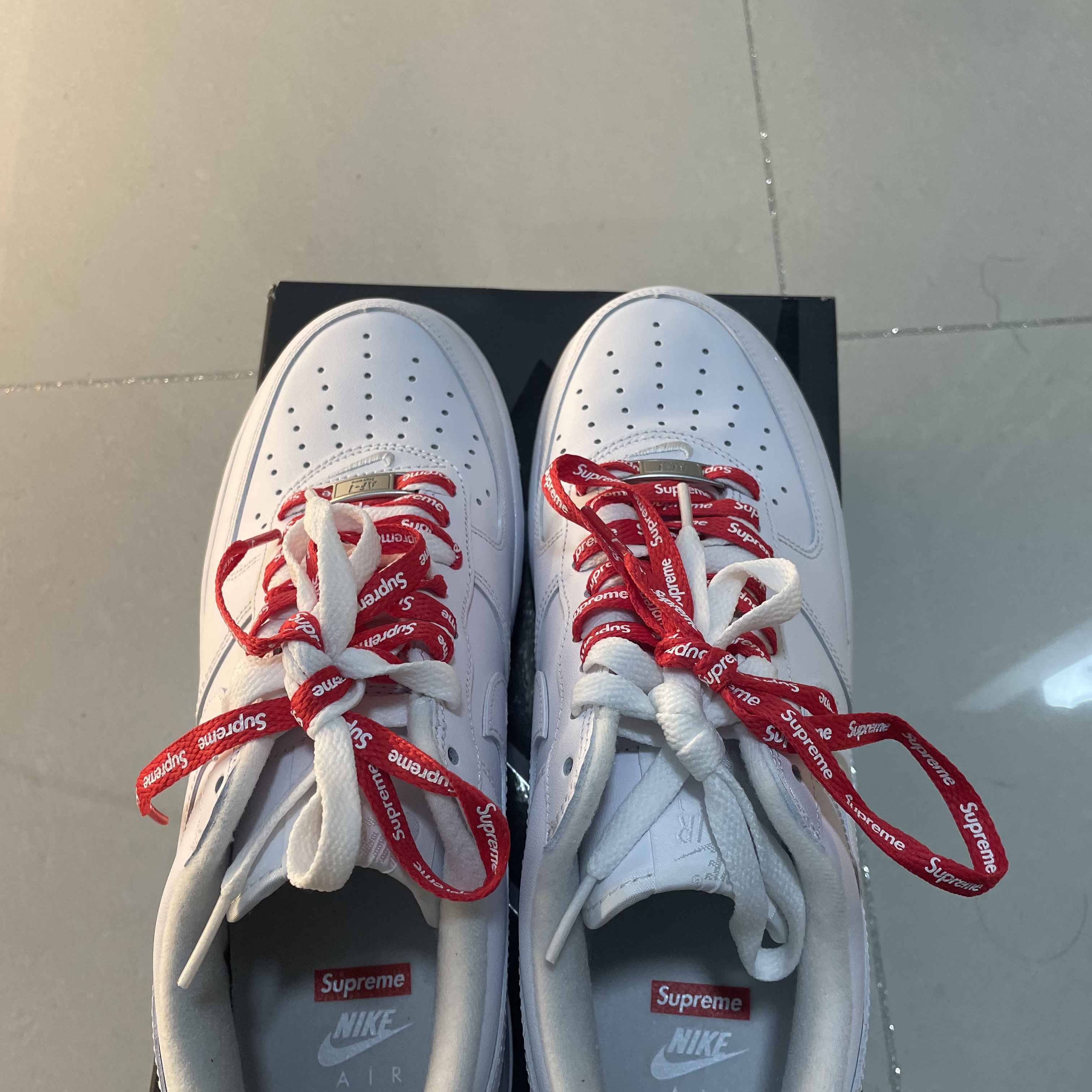 Nike x Supreme Air Force 1 Low White 착용 스타일 - 3