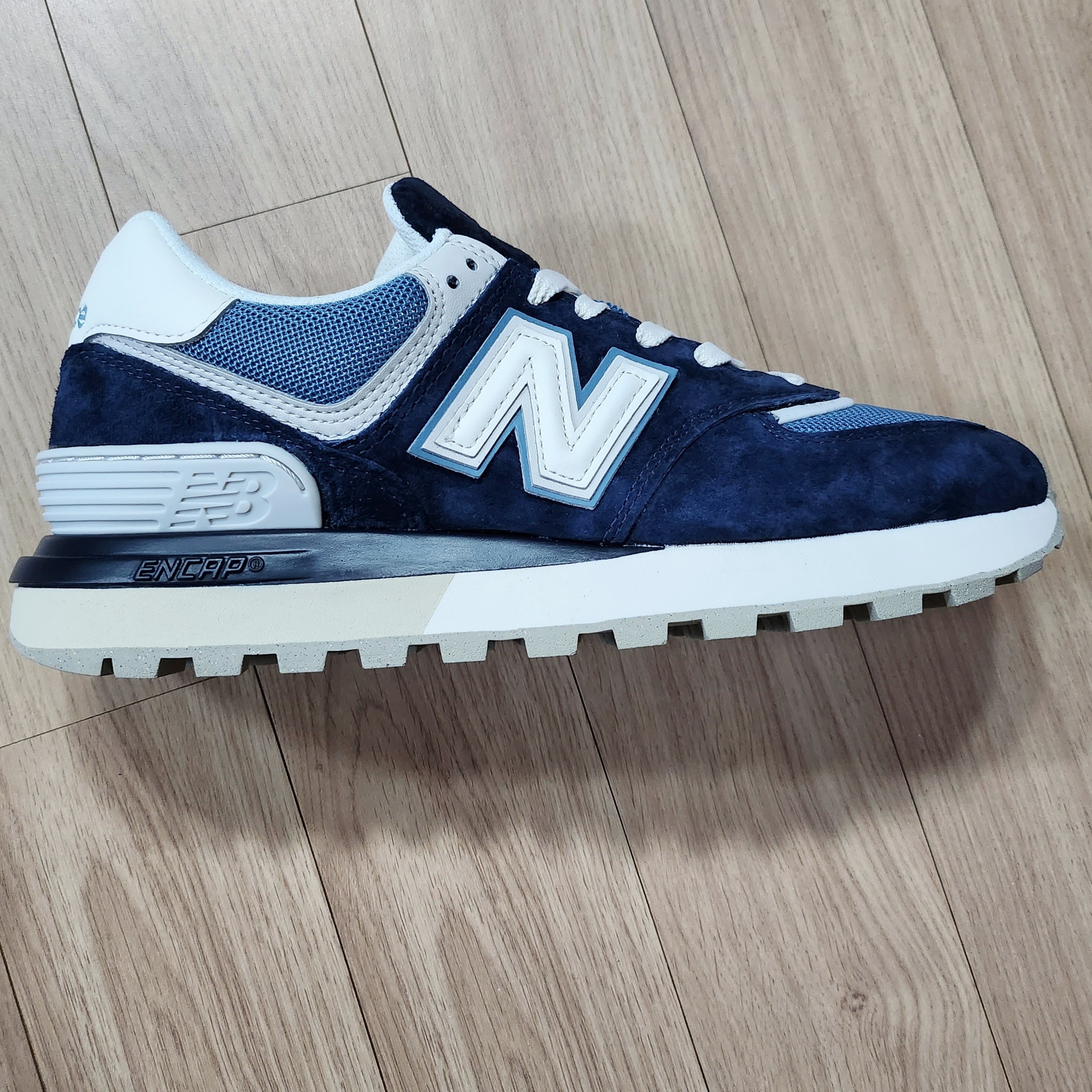 New Balance 574 Legacy Navy Sea Salt 착용 스타일 - 1