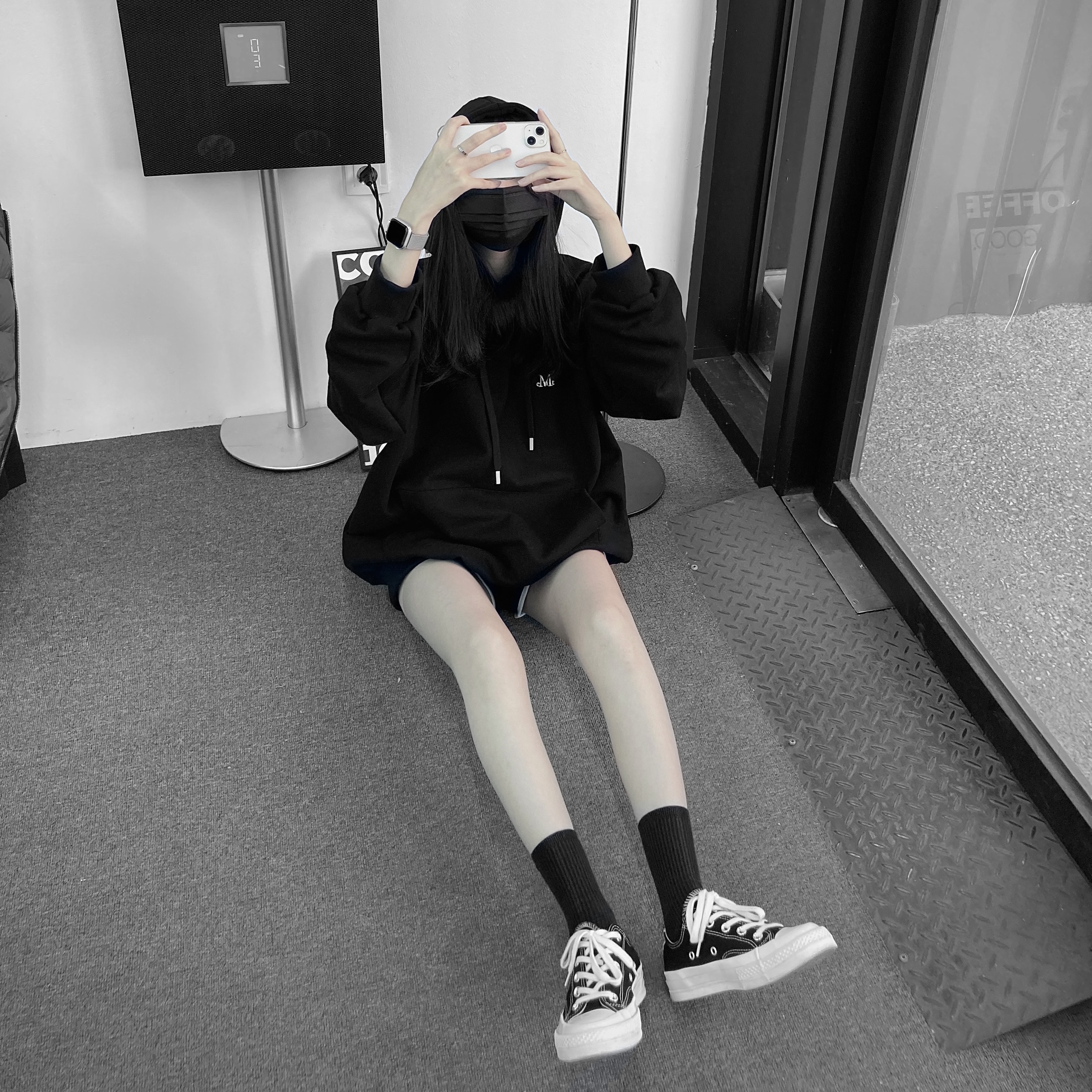 Apple Watch Nike SE 40mm GPS Silver Aluminum Case with Nike Sport Band USB C Pure Platinum Black (Korean Ver.), Converse x Play Comme des Garcons Chuck 70 Ox Black 착용 스타일 - 1