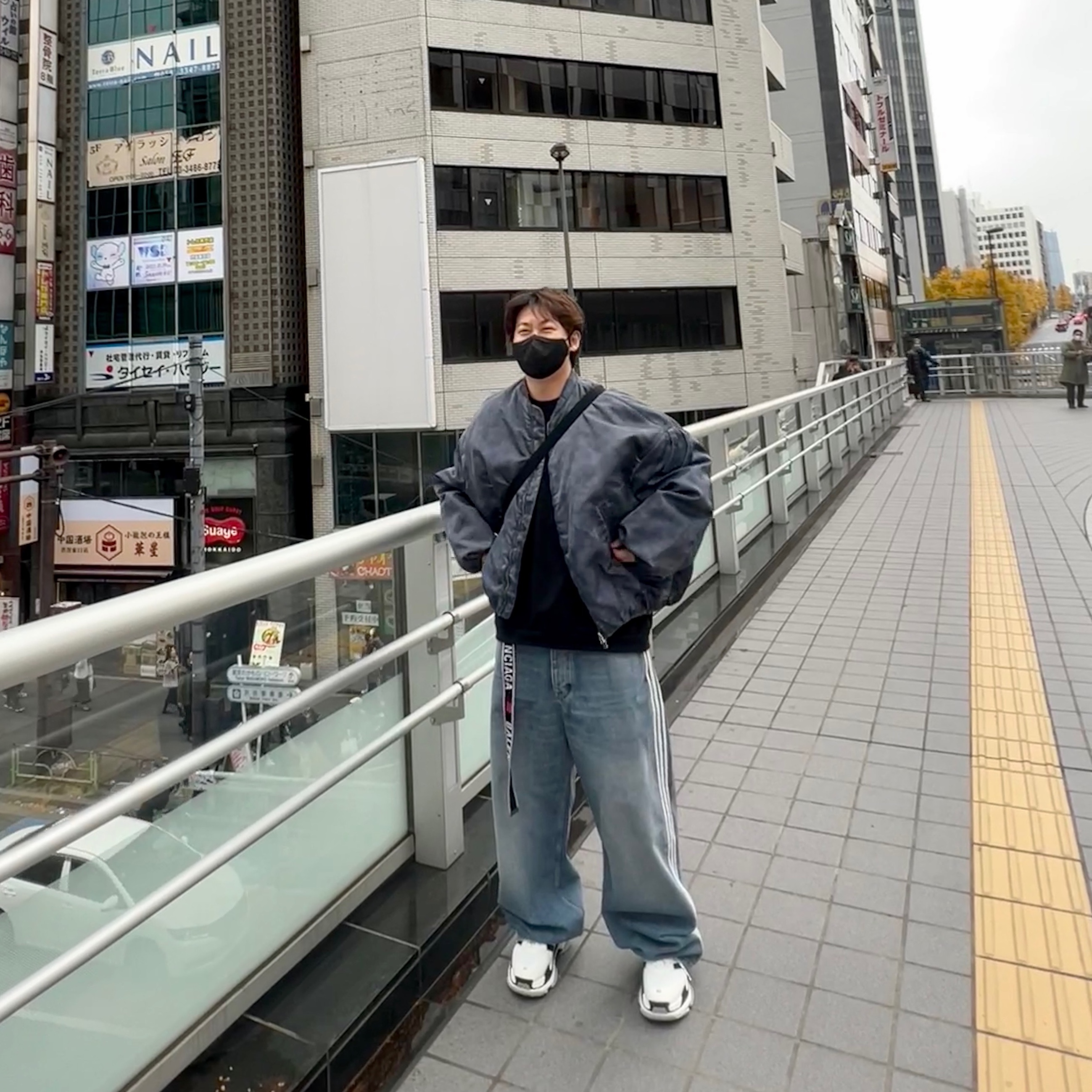 Balenciaga x Adidas Large Baggy Trousers Blue, Balenciaga x Adidas Triple S Sneakers White Black 착용 스타일