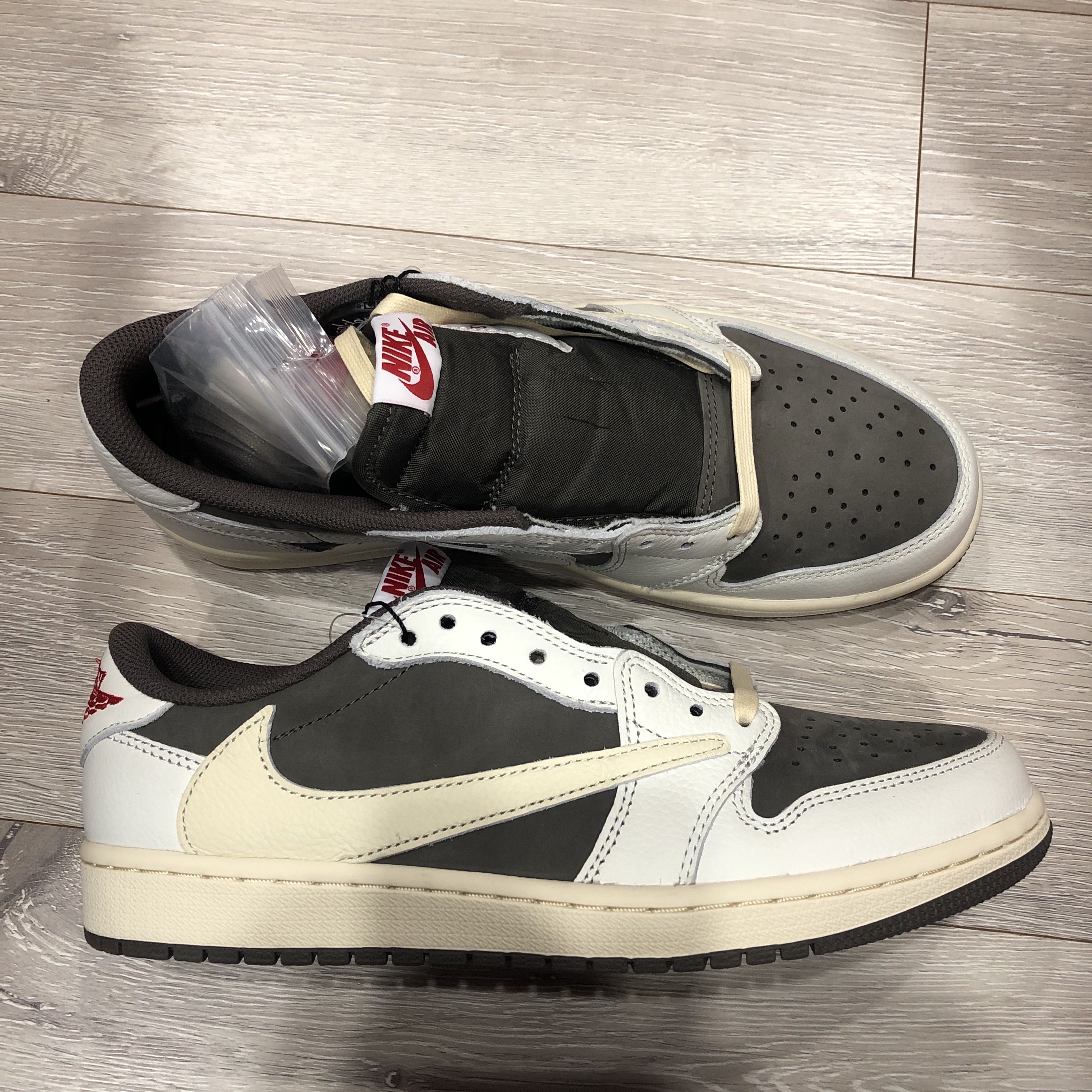 Jordan 1 x Travis Scott Retro Low OG SP Sail and Ridgerock 착용 스타일