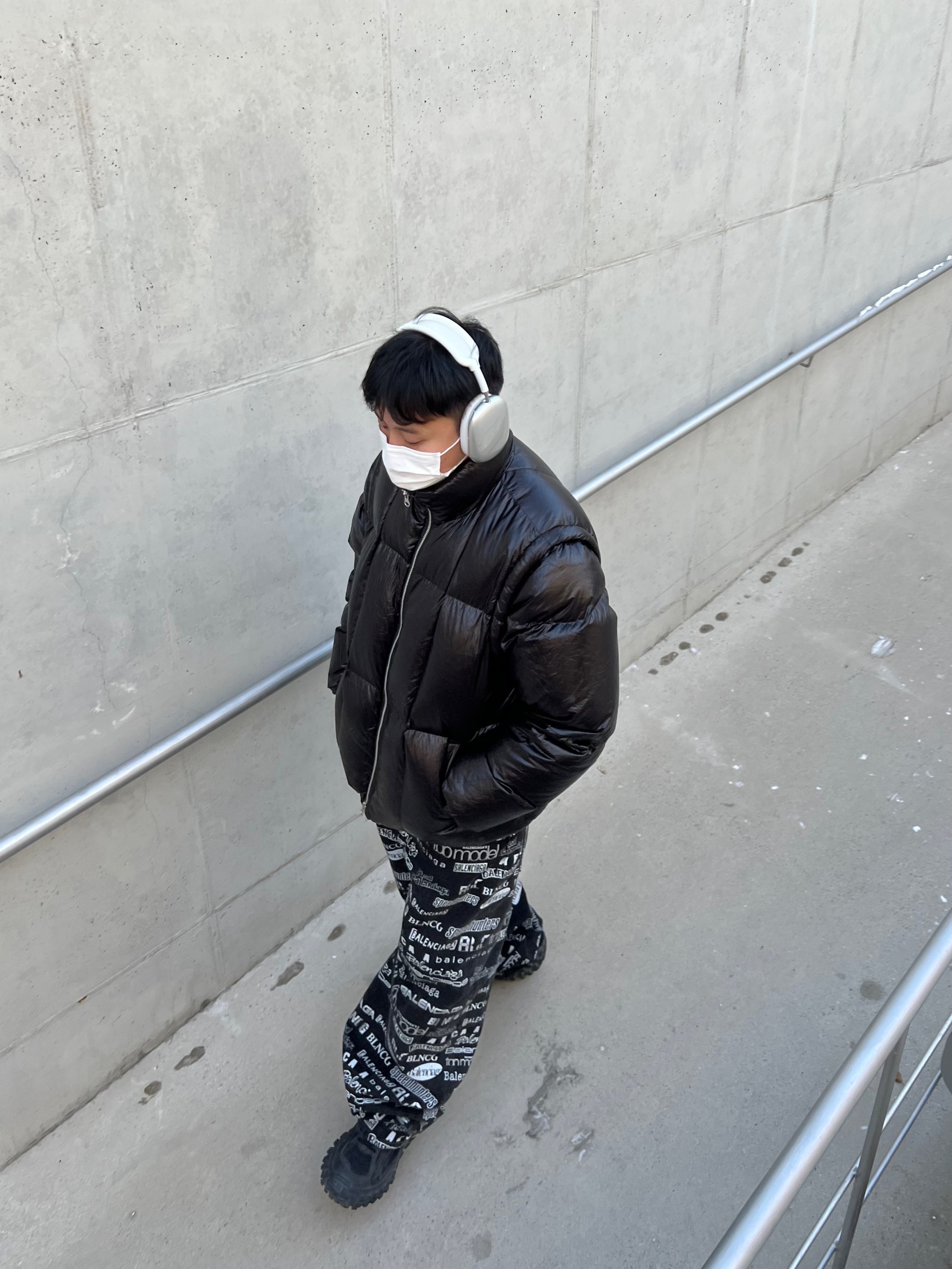 Apple AirPods Max Lightning Silver (Korean Ver.), Balenciaga Defender Sneakers Black 착용 스타일 - 5