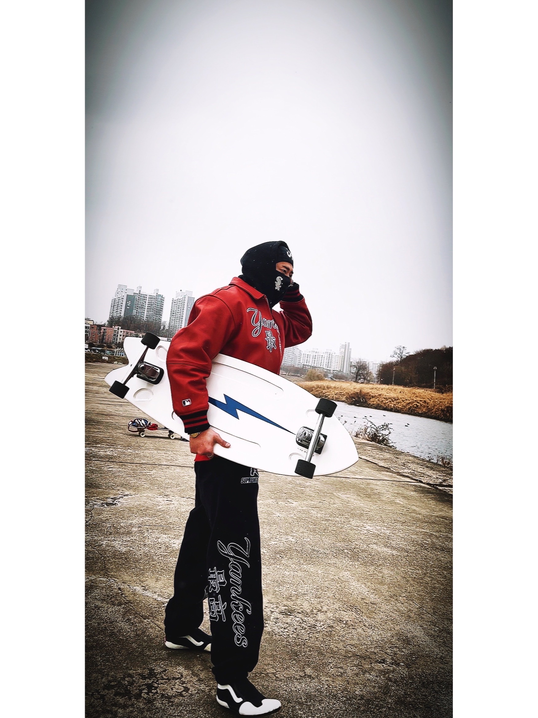 Supreme x MLB Kanji Teams Lightweight Balaclava White Sox Black - 22FW, Supreme x MLB Kanji Teams Lightweight Balaclava Yankees Red - 22FW 착용 스타일 - 2
