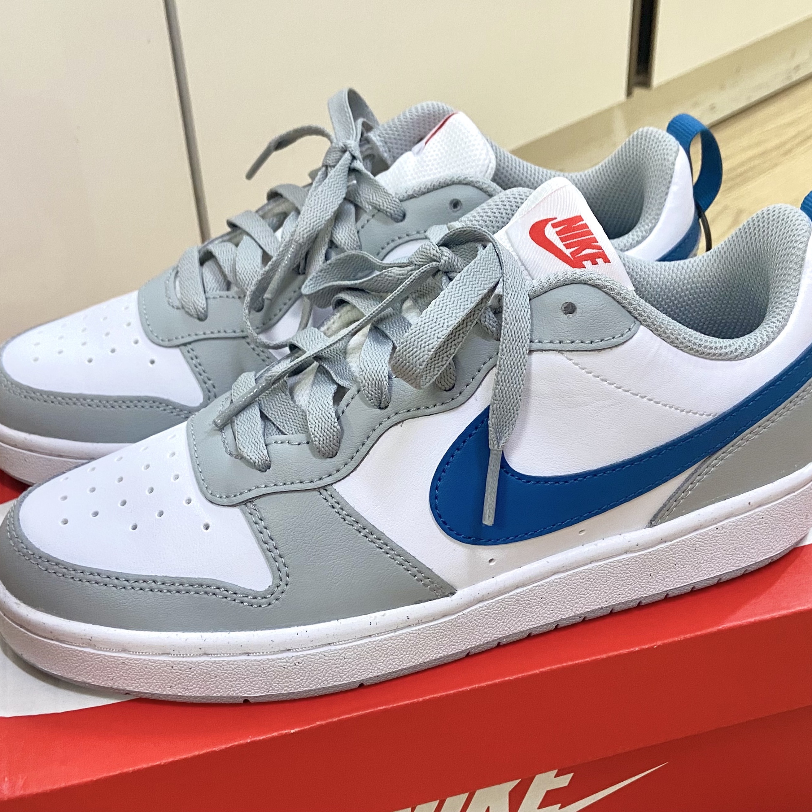 (GS) Nike Court Borough Low 2 Light Smoke Grey 착용 스타일 - 2