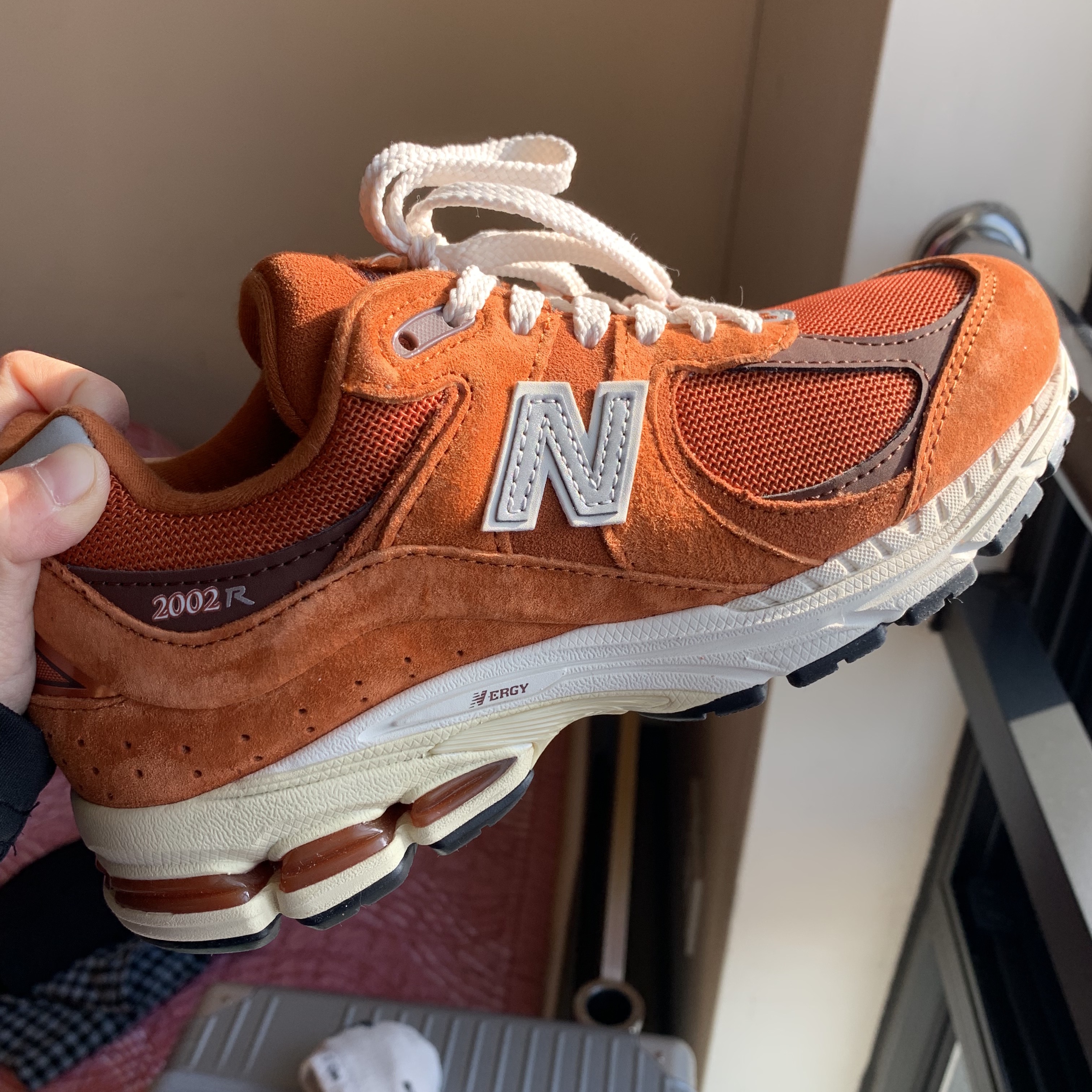 New Balance 2002R Rust Oxide 착용 스타일 - 2