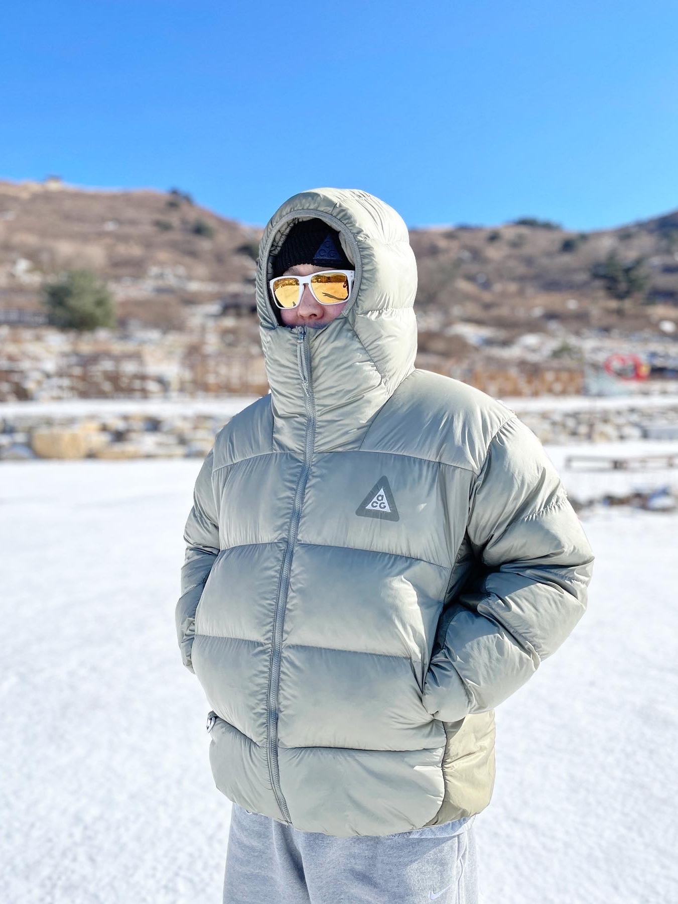 Nike ACG Therma-Fit ADV Lunar Lake Puffer Jacket Light Army - Asia, Nike NRG Solo Swoosh Fleece Pants Dark Grey Heather - Asia 착용 스타일 - 1