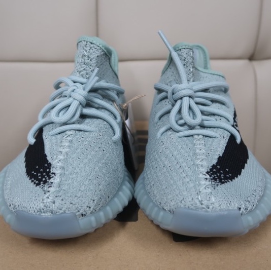 Adidas Yeezy Boost 350 V2 Salt Core Black 착용 스타일 - 3