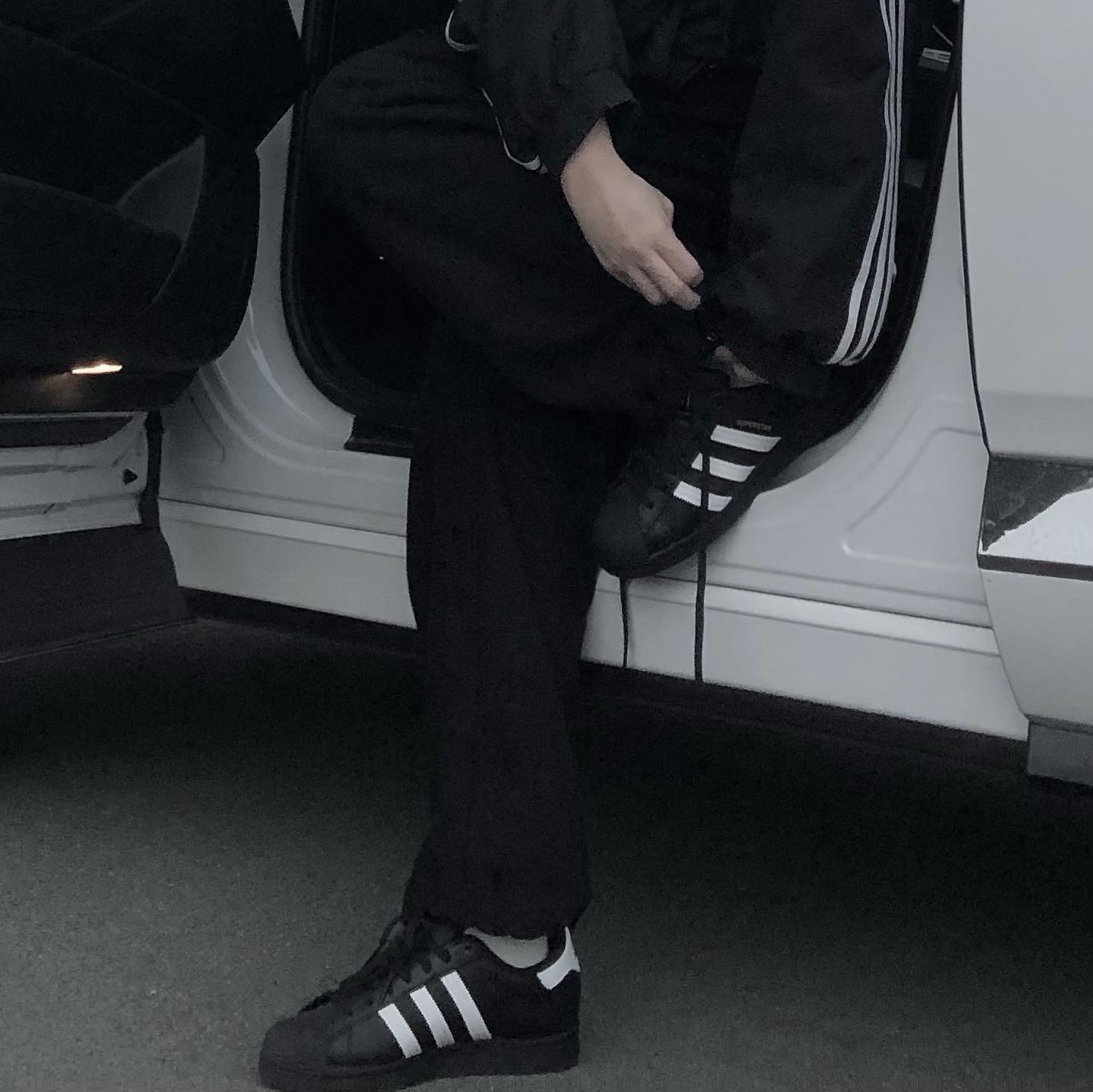 Adidas Superstar Core Black White 착용 스타일 - 4