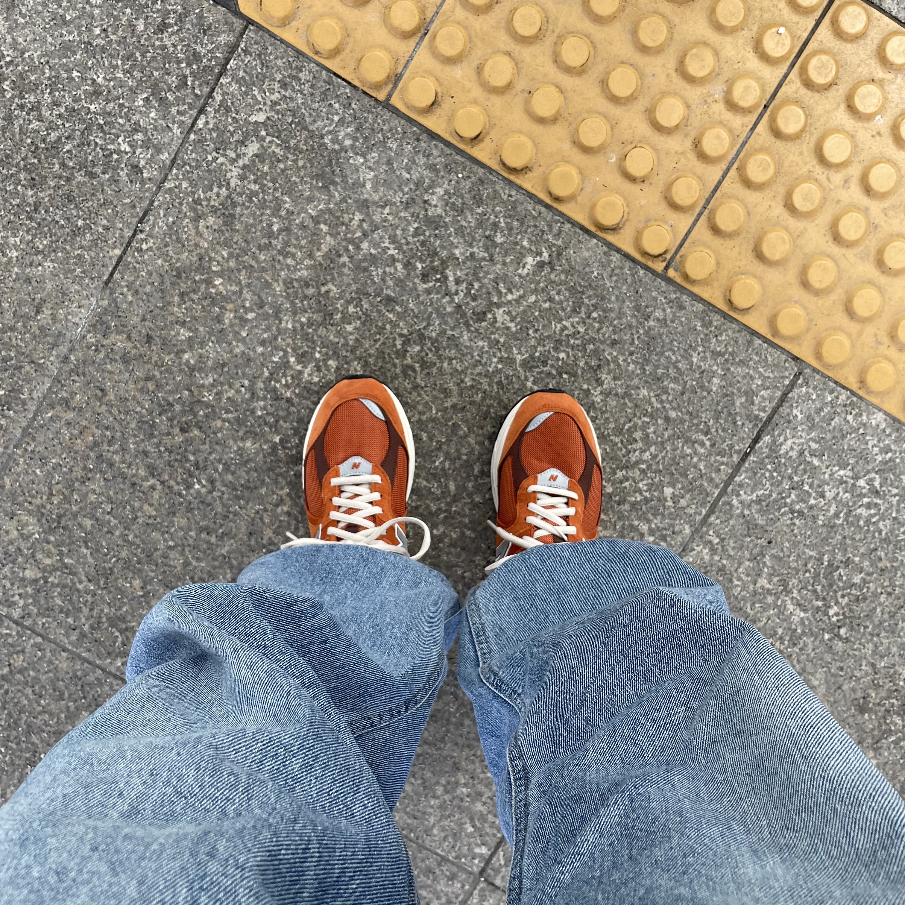 New Balance 2002R Rust Oxide 착용 스타일 - 1