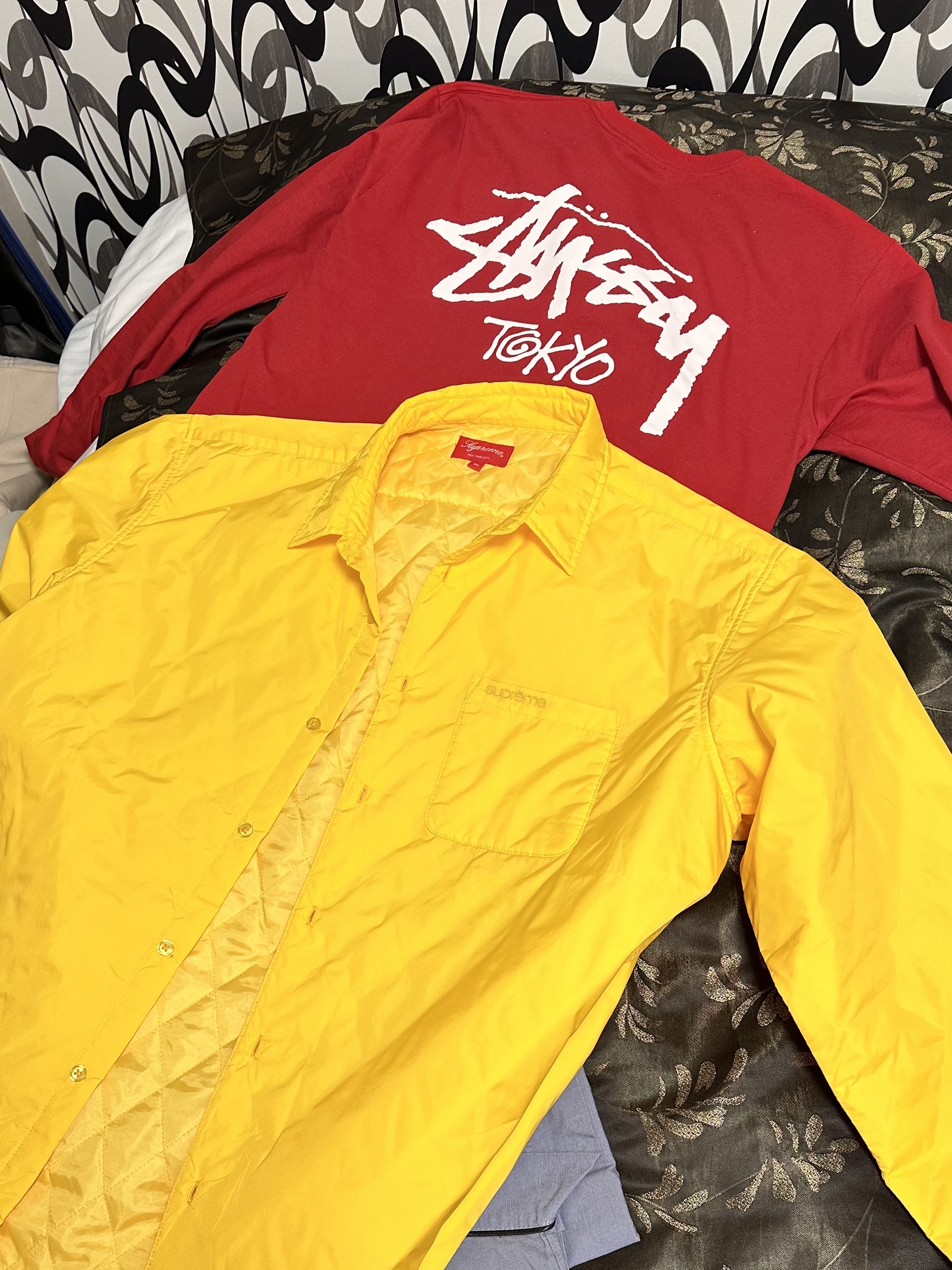 Supreme Nylon Filled Shirt Yellow - 22FW, Balenciaga Small Explorer Pouch Messenger Bag Black 착용 스타일 - 3