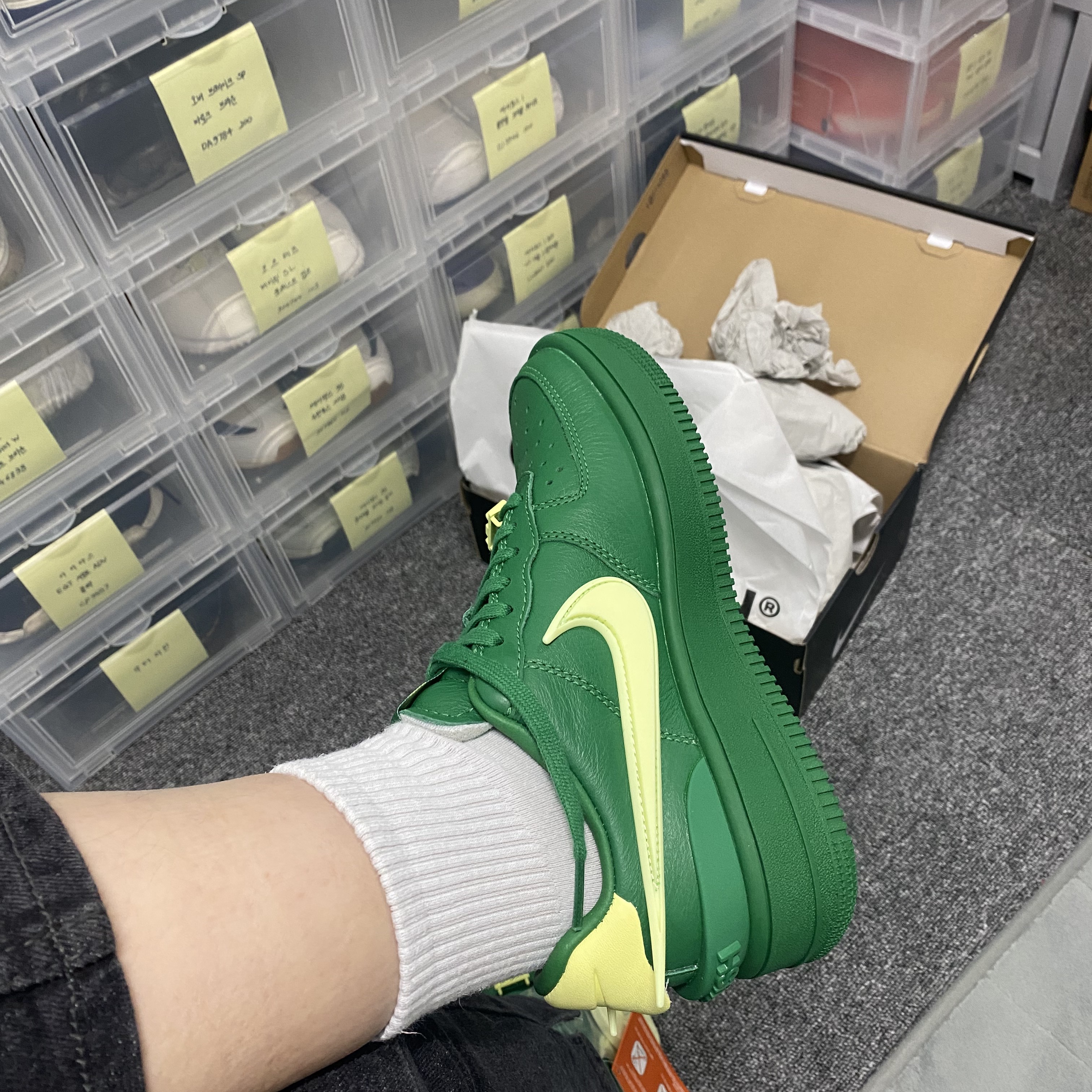 Nike x Ambush Air Force 1 Low SP Pine Green and Citron 착용 스타일 - 3