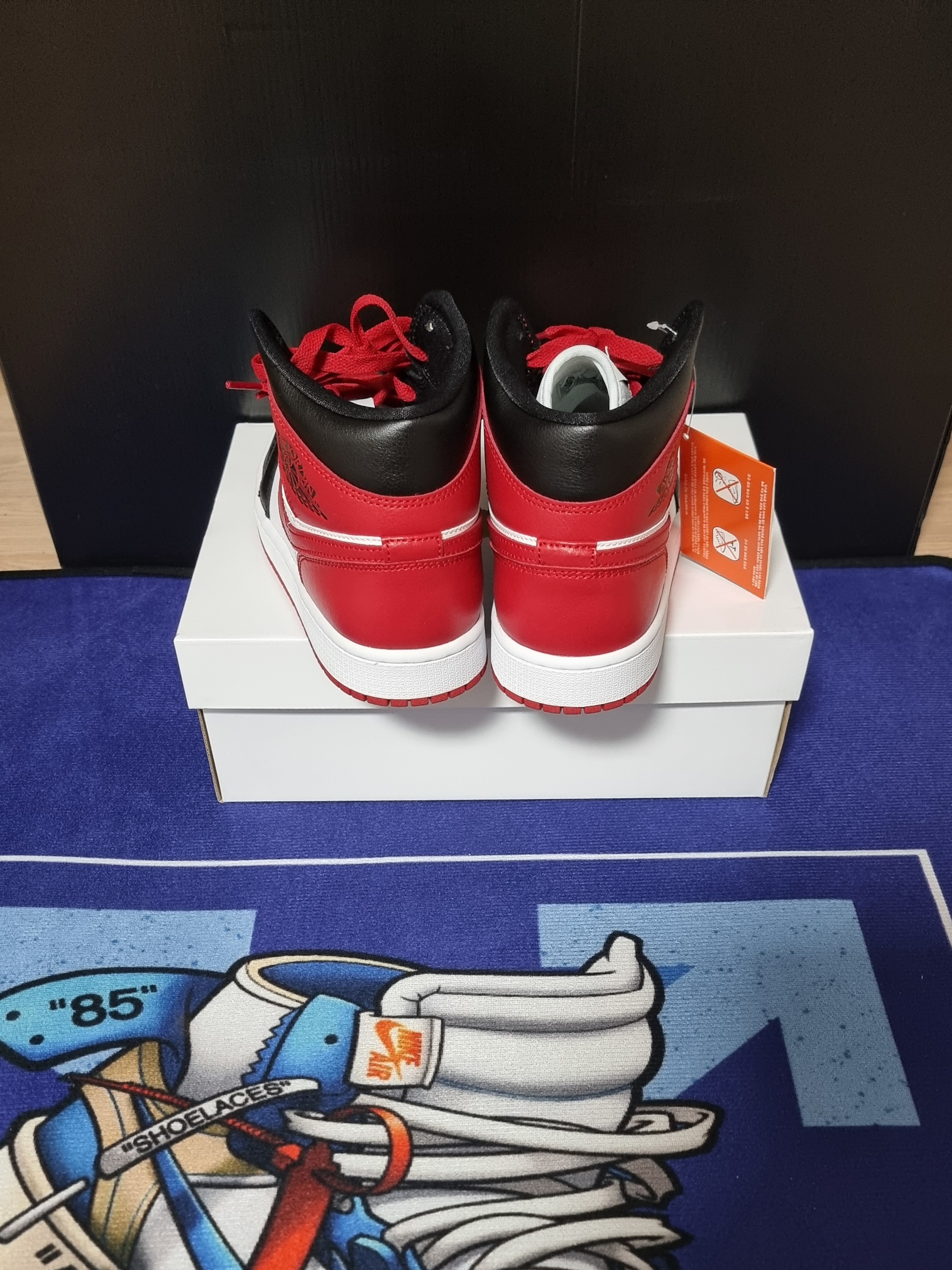 (W) Jordan 1 Mid Black and Gym Red 착용 스타일 - 3