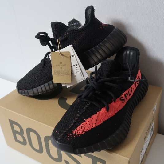 Adidas Yeezy Boost 350 V2 Core Black Red 2022/2023 착용 스타일 - 4