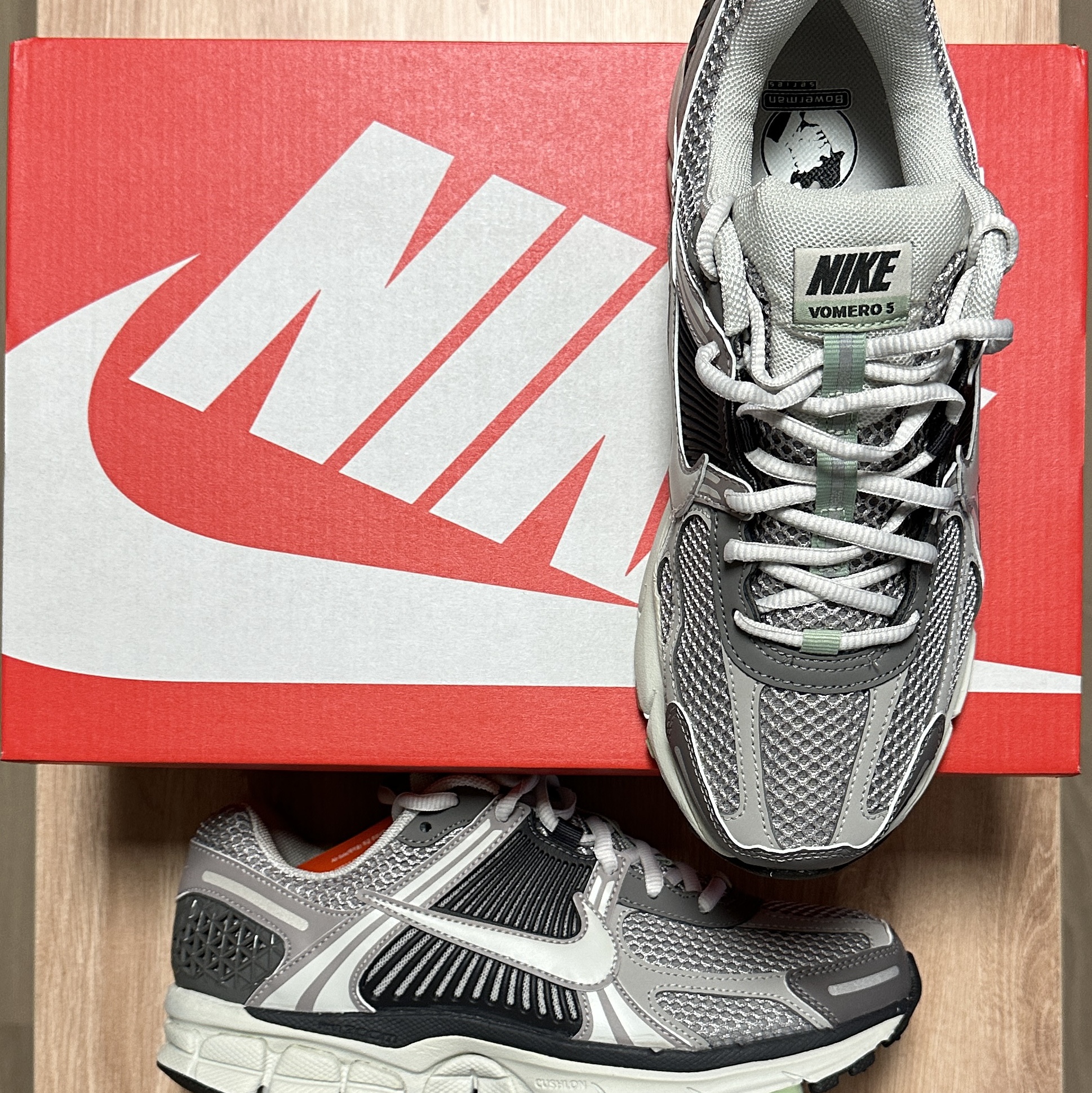 (W) Nike Zoom Vomero 5 Cobblestone and Flat Pewter 착용 스타일