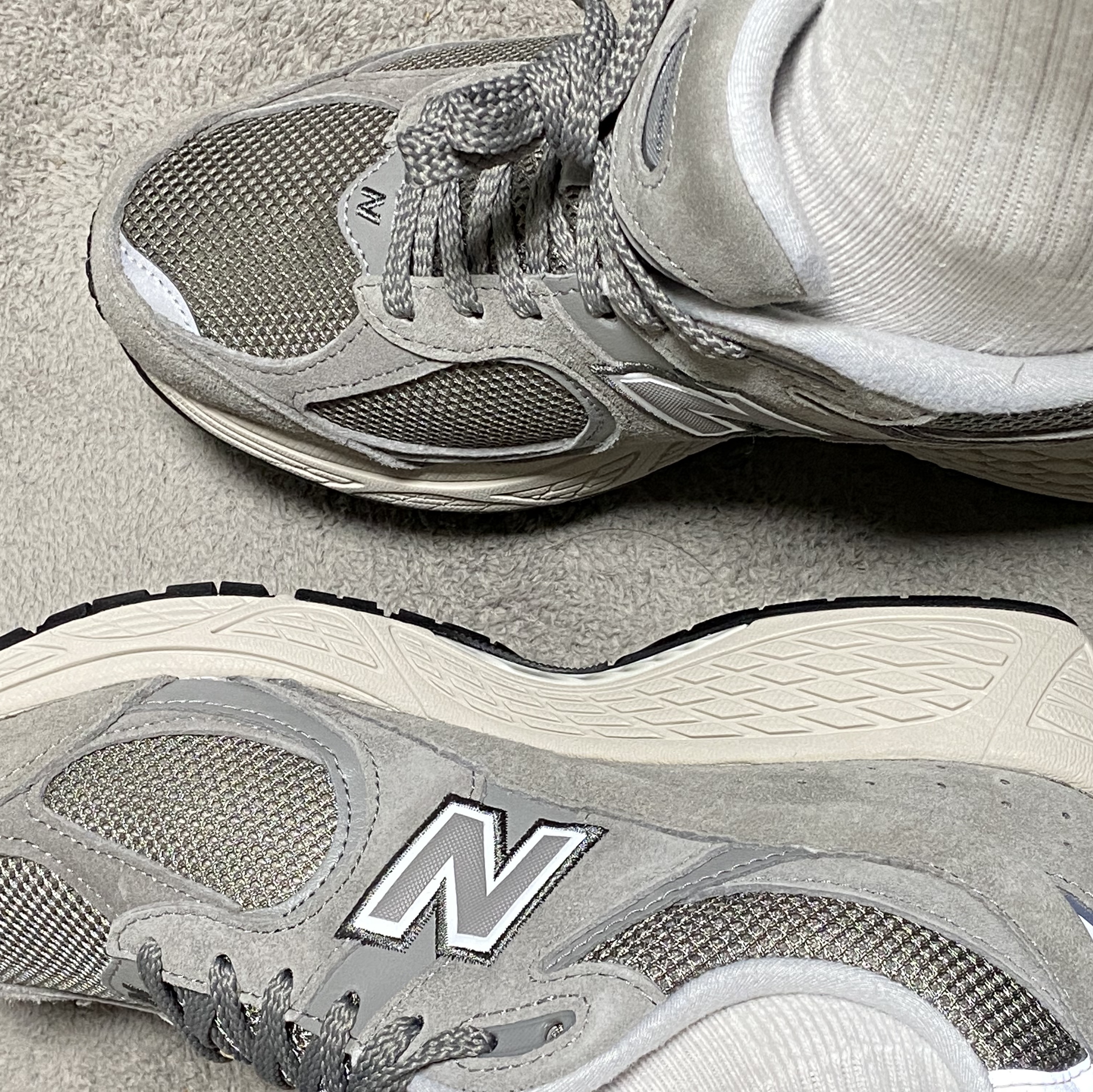 New Balance 2002R Grey 착용 스타일 - 1