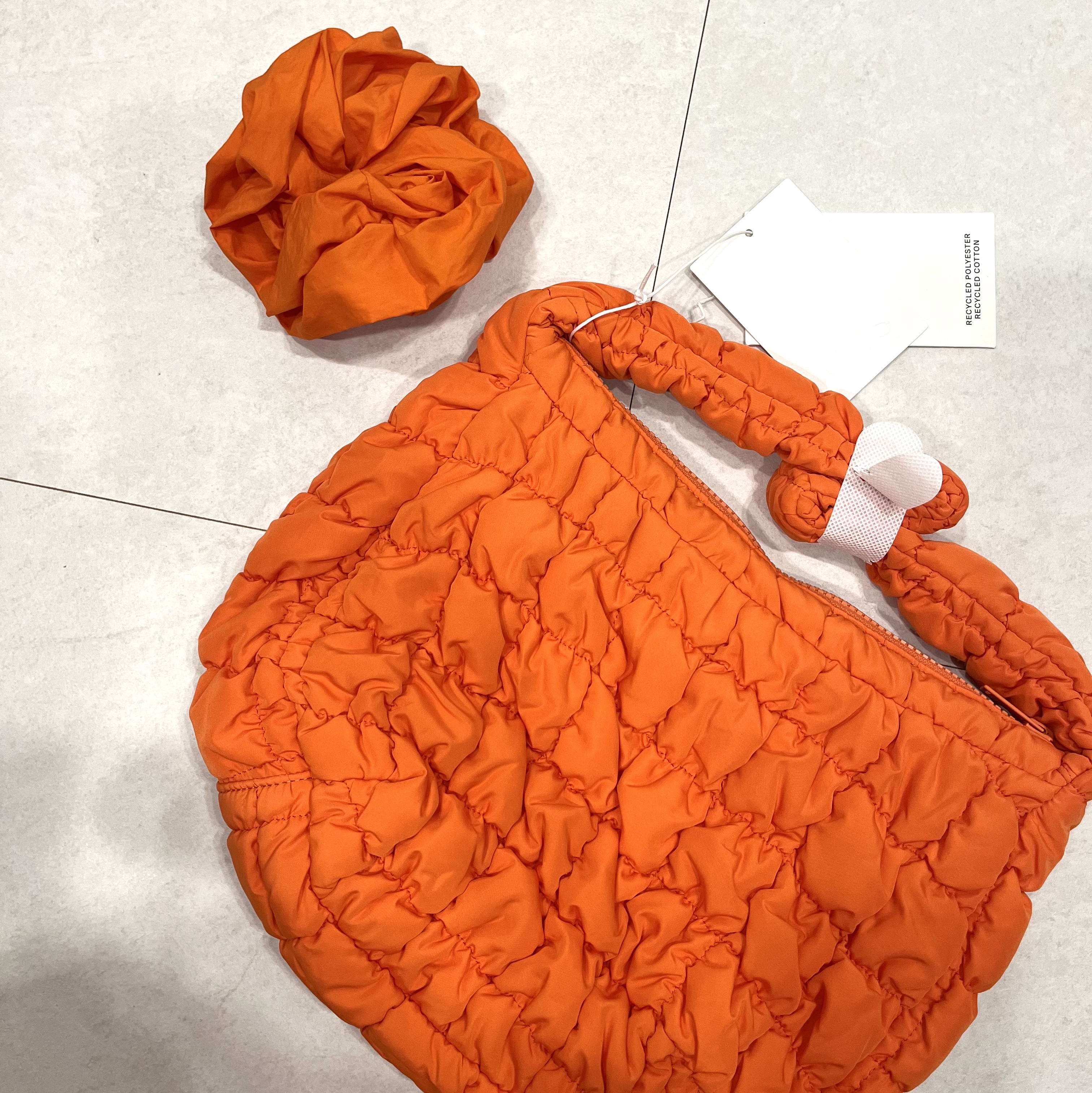 COS Quilted Mini Bag Bright Orange 착용 스타일
