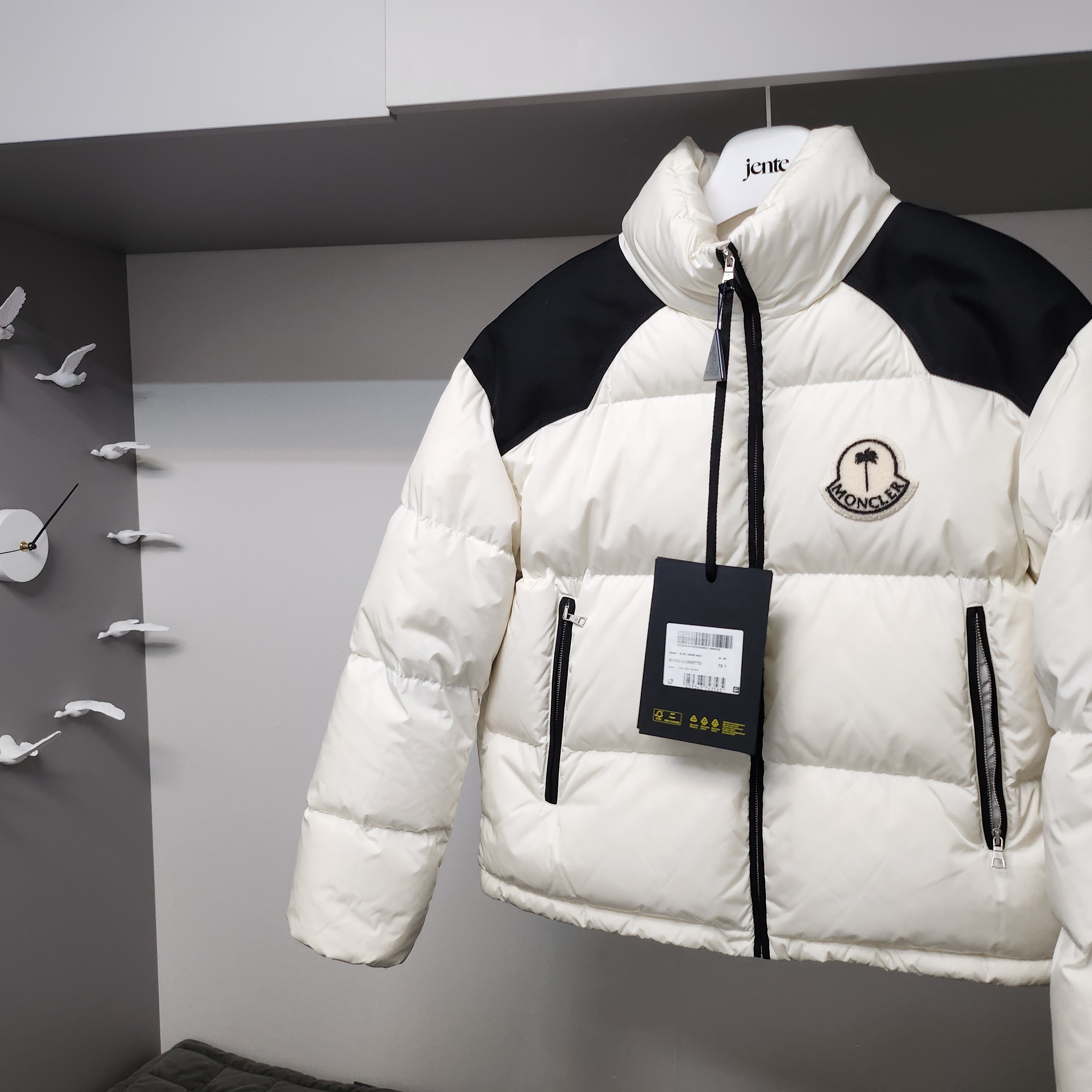 Moncler x Palm Angels Nevin Short Down Jacket Off White - 22FW 착용 스타일 - 4