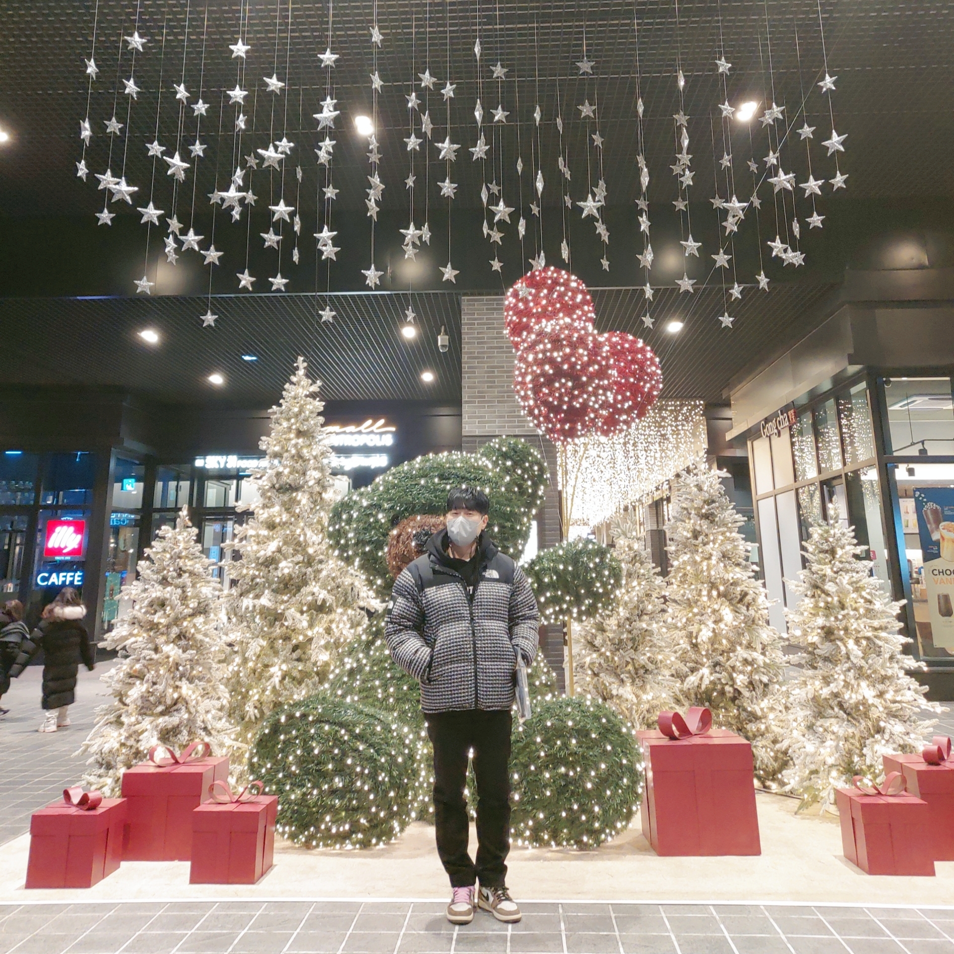 Supreme x The North Face Studded Nuptse Jacket Black - 21SS, Jordan 1 x Travis Scott Retro High OG SP Mocha 착용 스타일