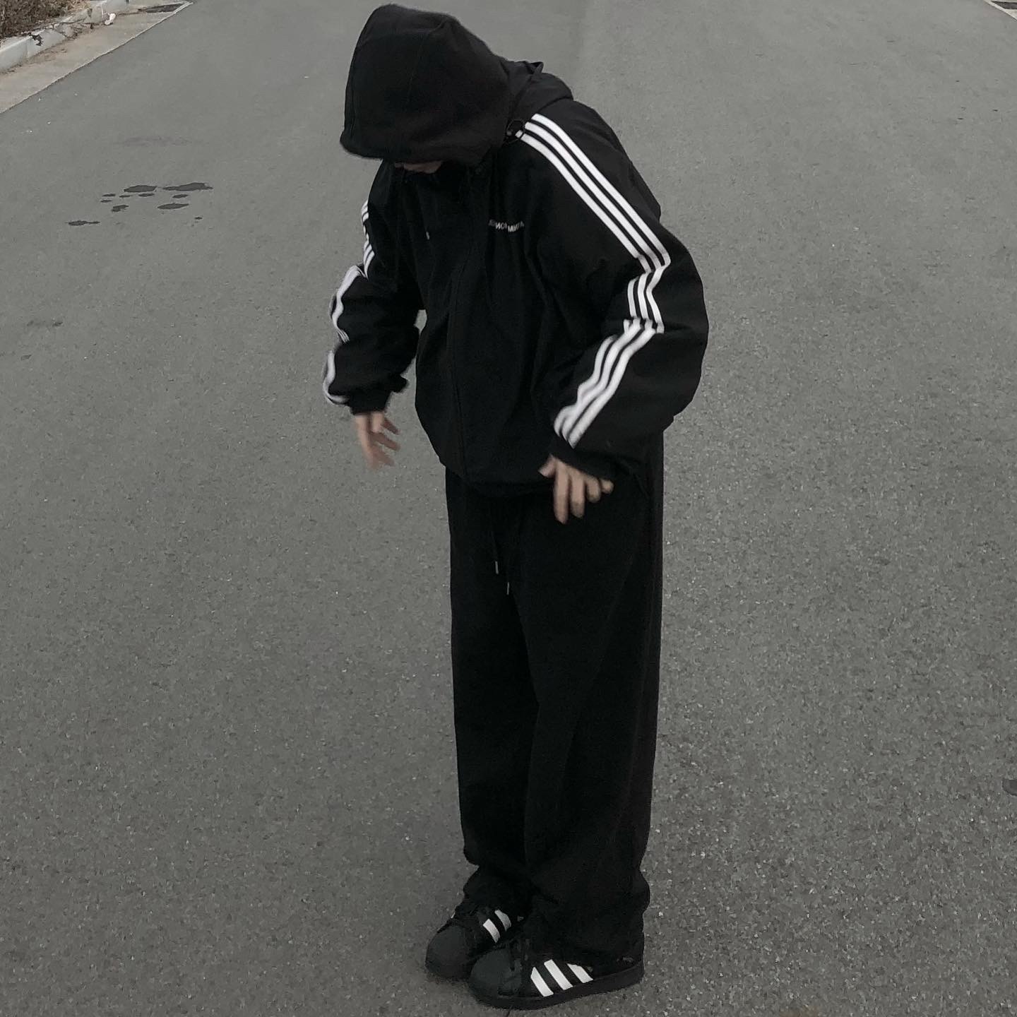 Adidas Superstar Core Black White 착용 스타일 - 5