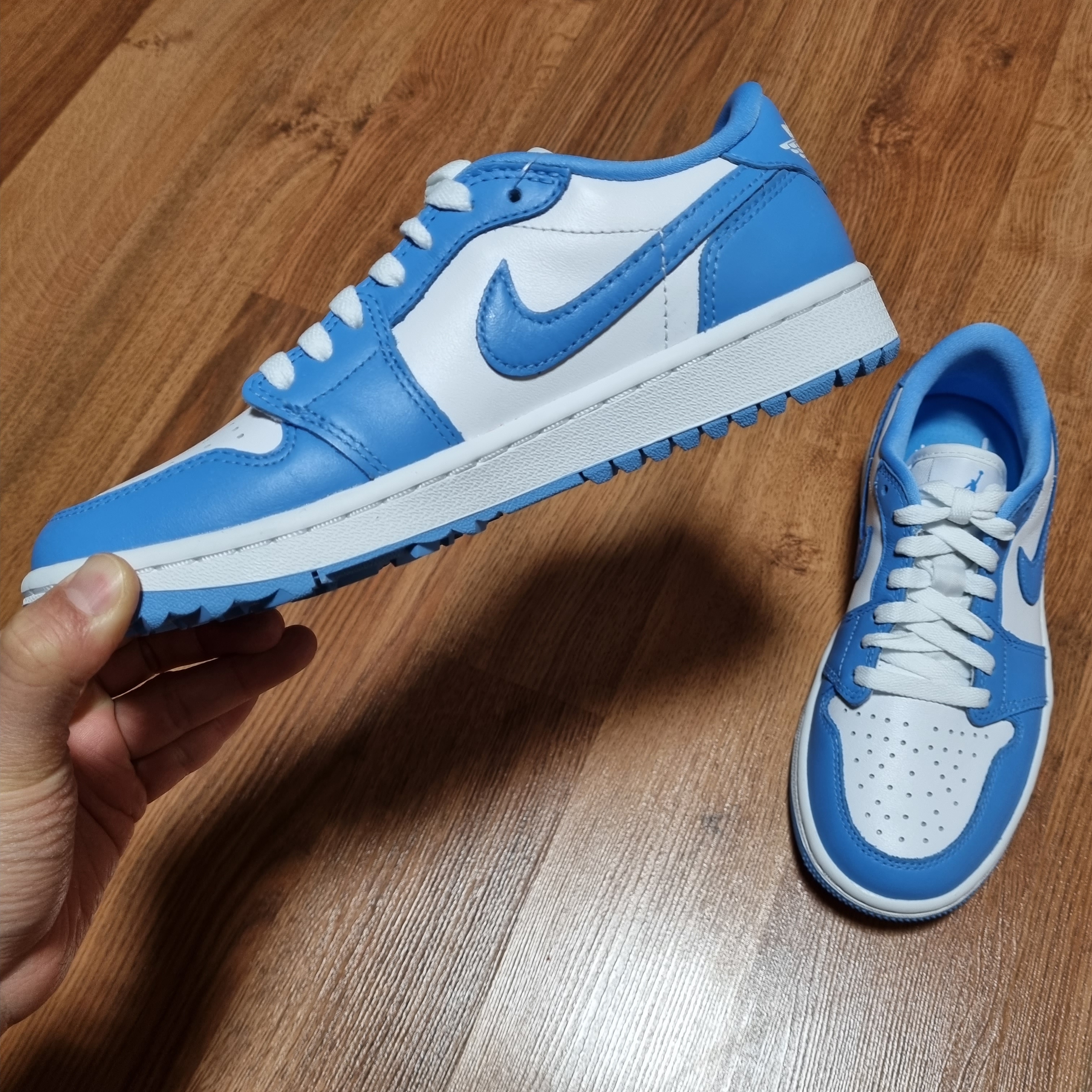 Jordan 1 Low Golf White and University Blue 착용 스타일 - 1