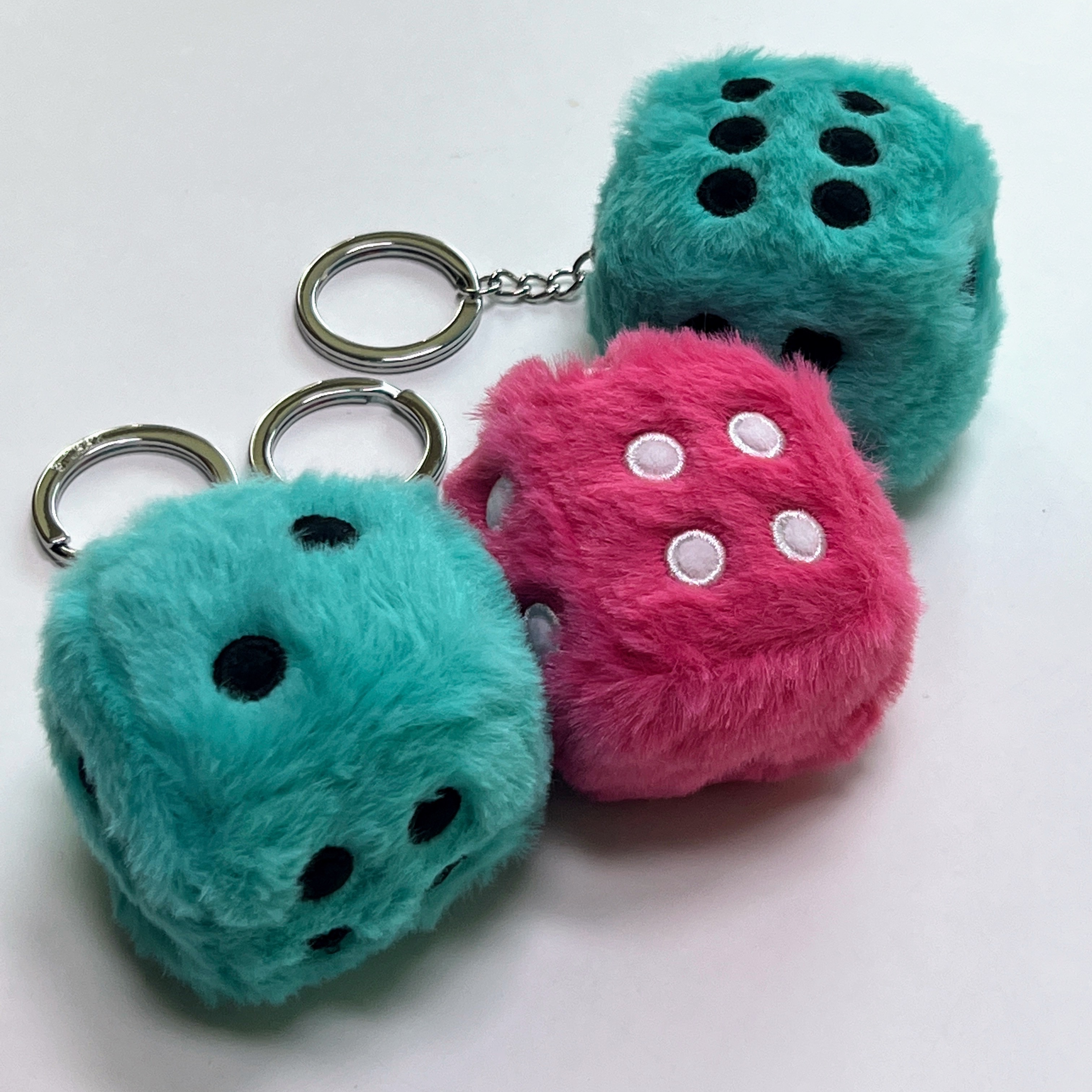 Stussy Fuzzy Dice Keychain Teal, Stussy Fuzzy Dice Keychain Pink 착용 스타일