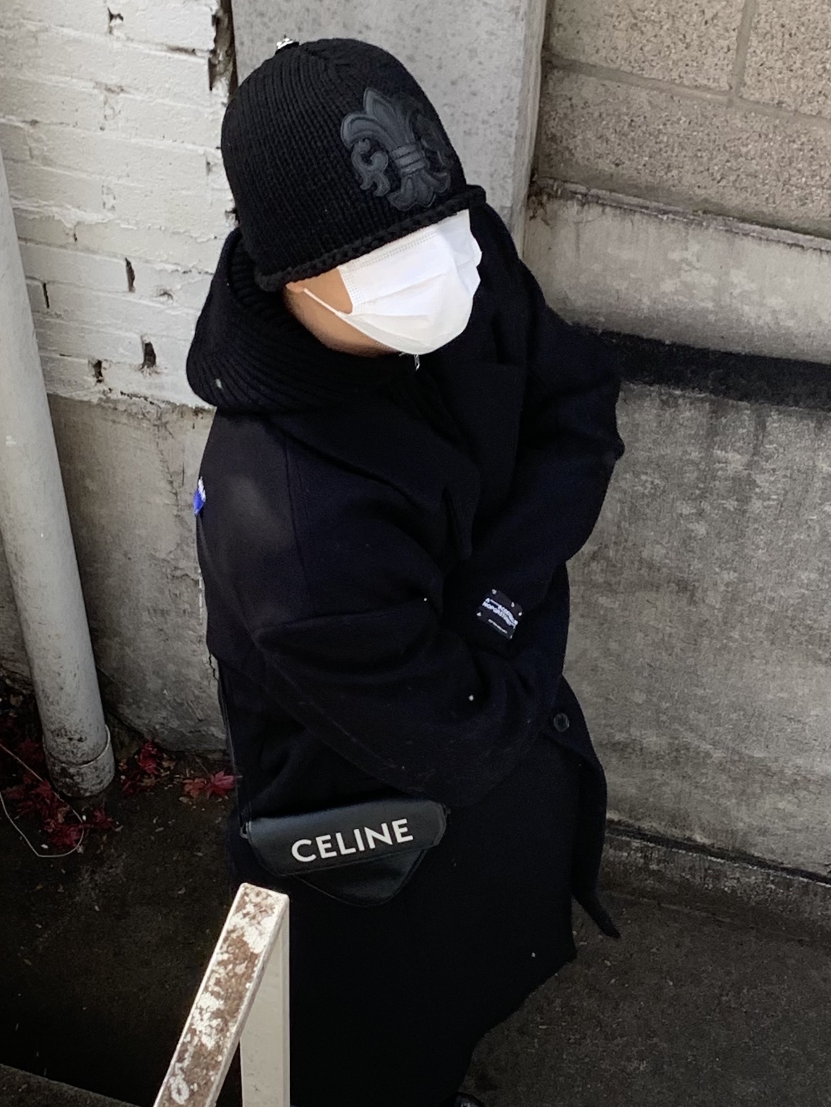 Zara x Ader Error Wool Blend Oversize Coat Black, Celine Triangle Bag in Smooth Calfskin with Celine Print Black 착용 스타일 - 5