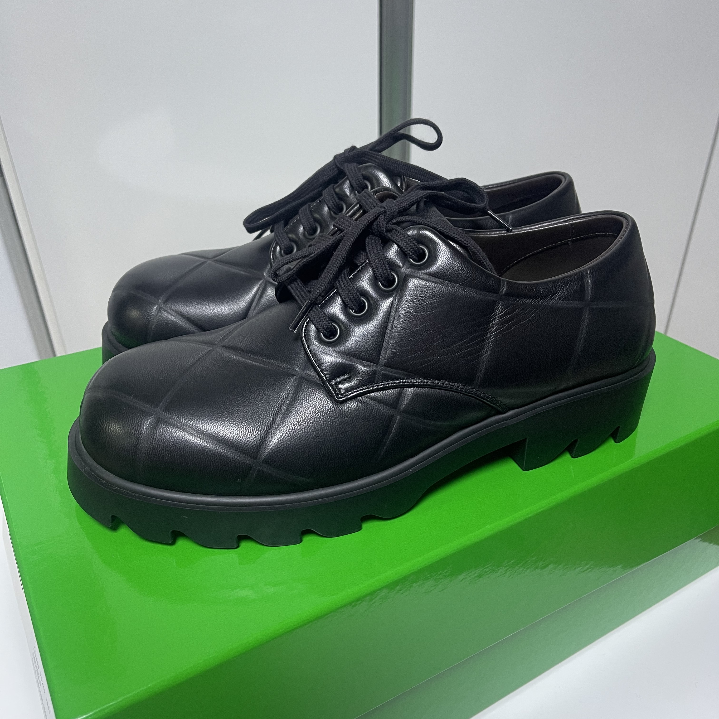 Bottega Veneta Padded Leather Strut Grid Lace-Up Shoes Black 착용 스타일 - 1