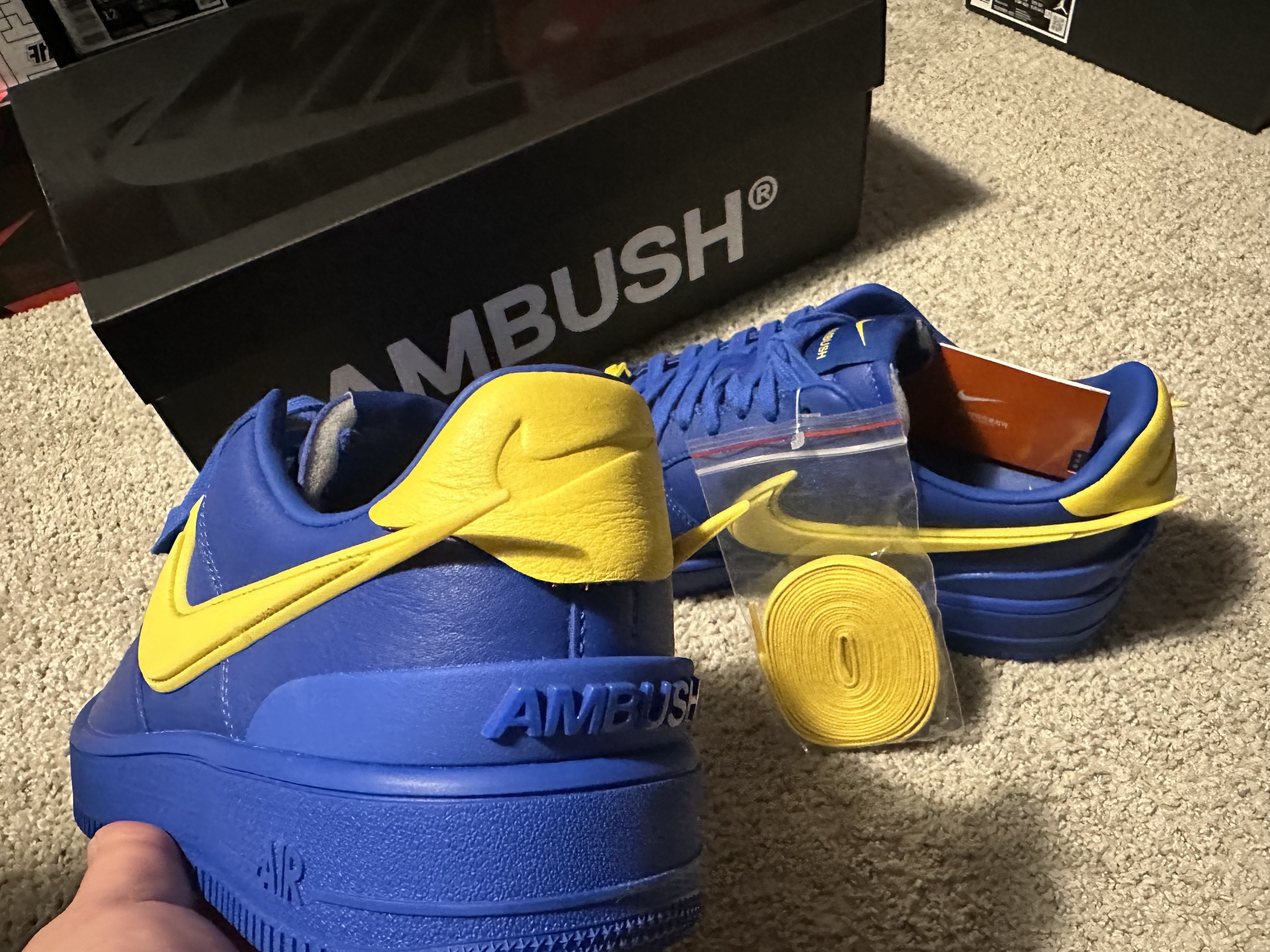 Nike x Ambush Air Force 1 Low SP Game Royal and Vivid Sulfur 착용 스타일 - 3