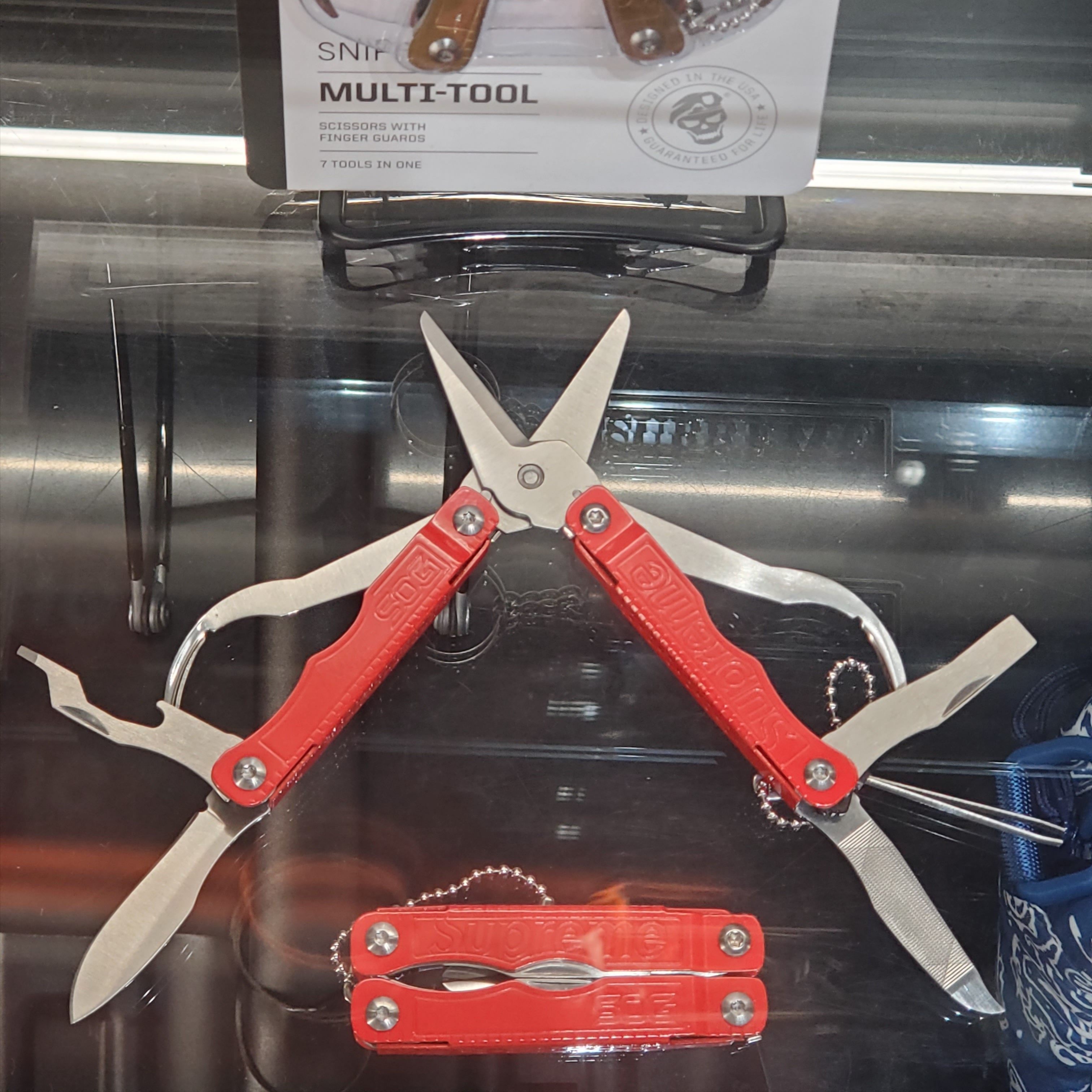 Supreme x Sog Snippet Multi Tool Red - 22FW 착용 스타일