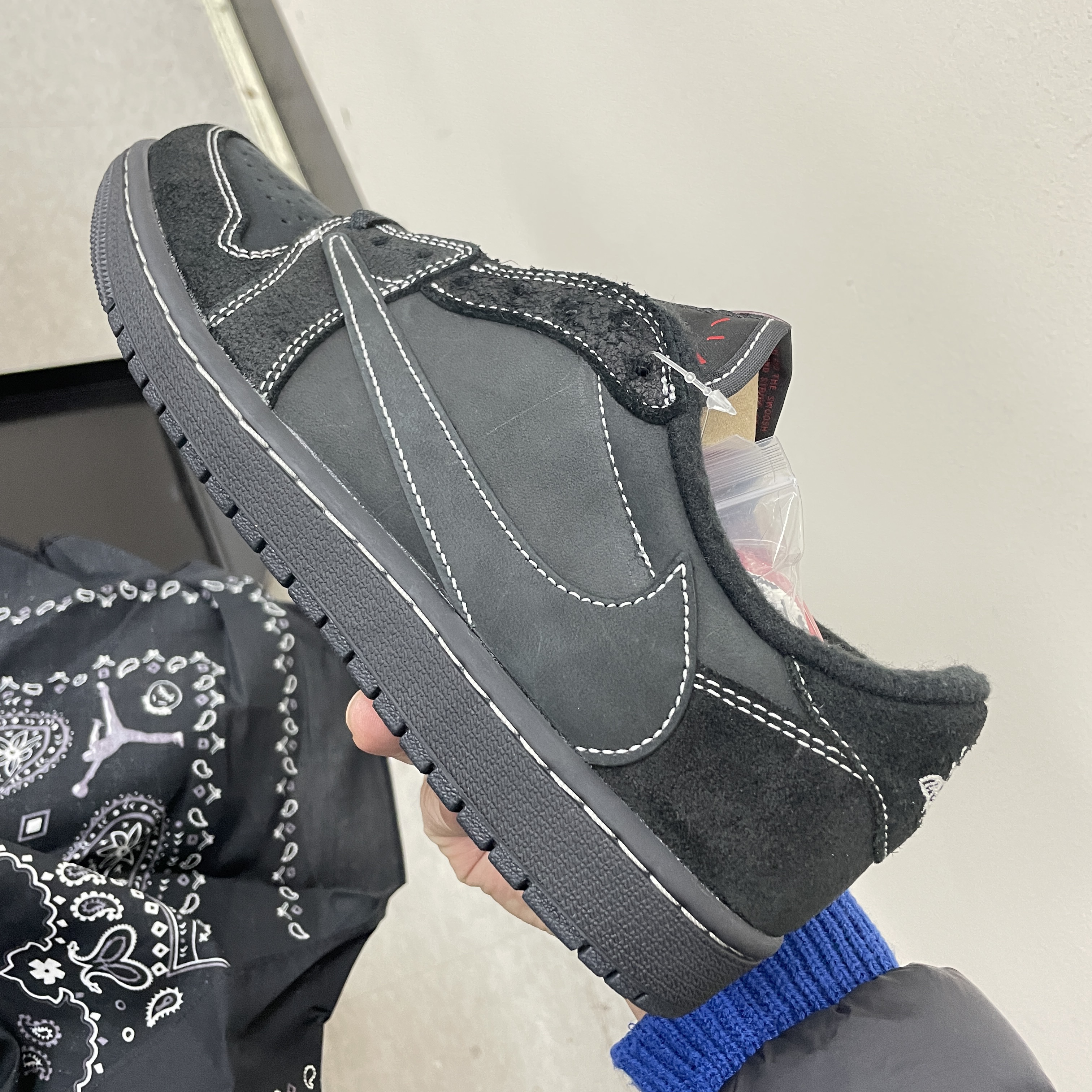Jordan 1 x Travis Scott Retro Low OG SP Black Phantom 착용 스타일 - 3