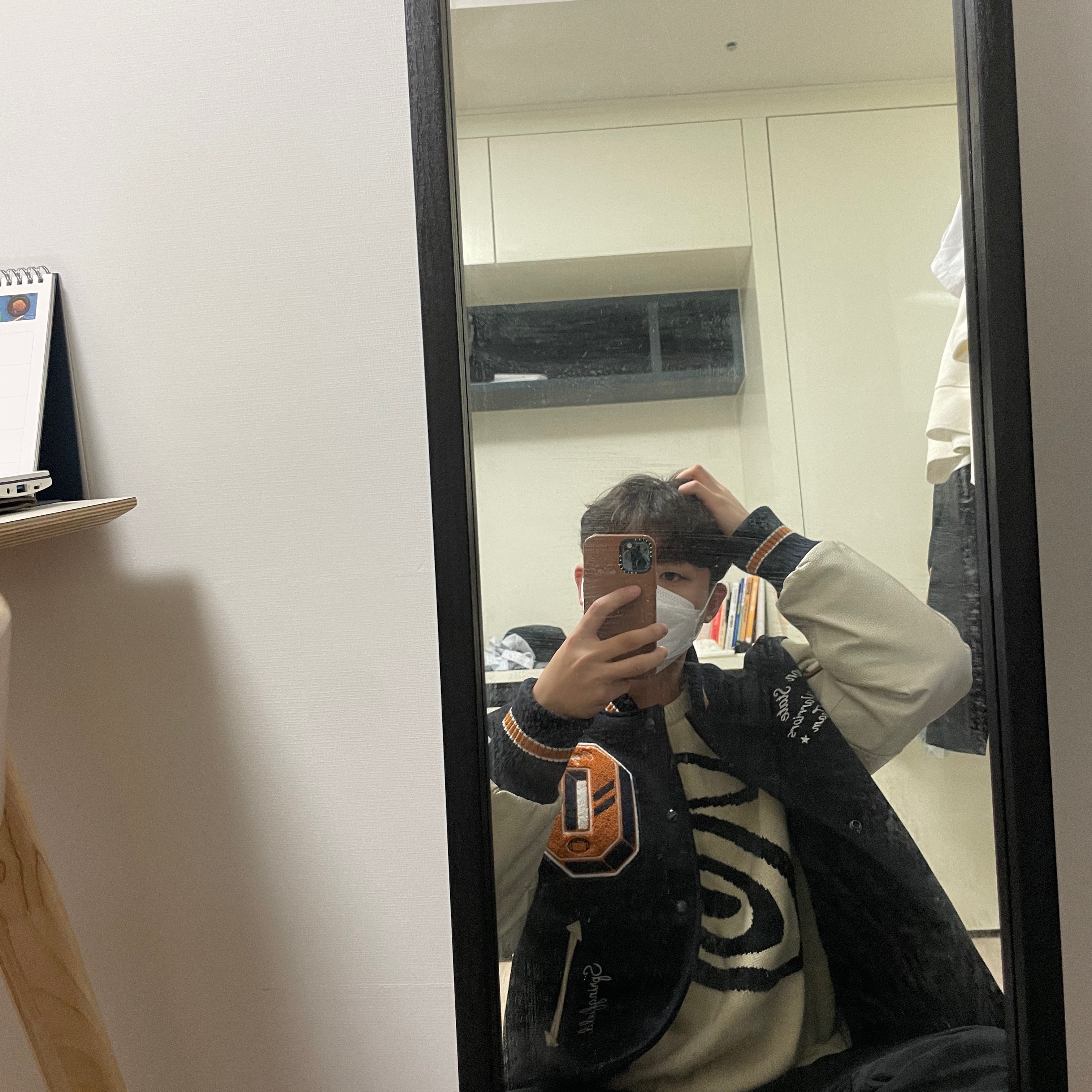 Stussy Curly S Sweater Natural 착용 스타일 - 1