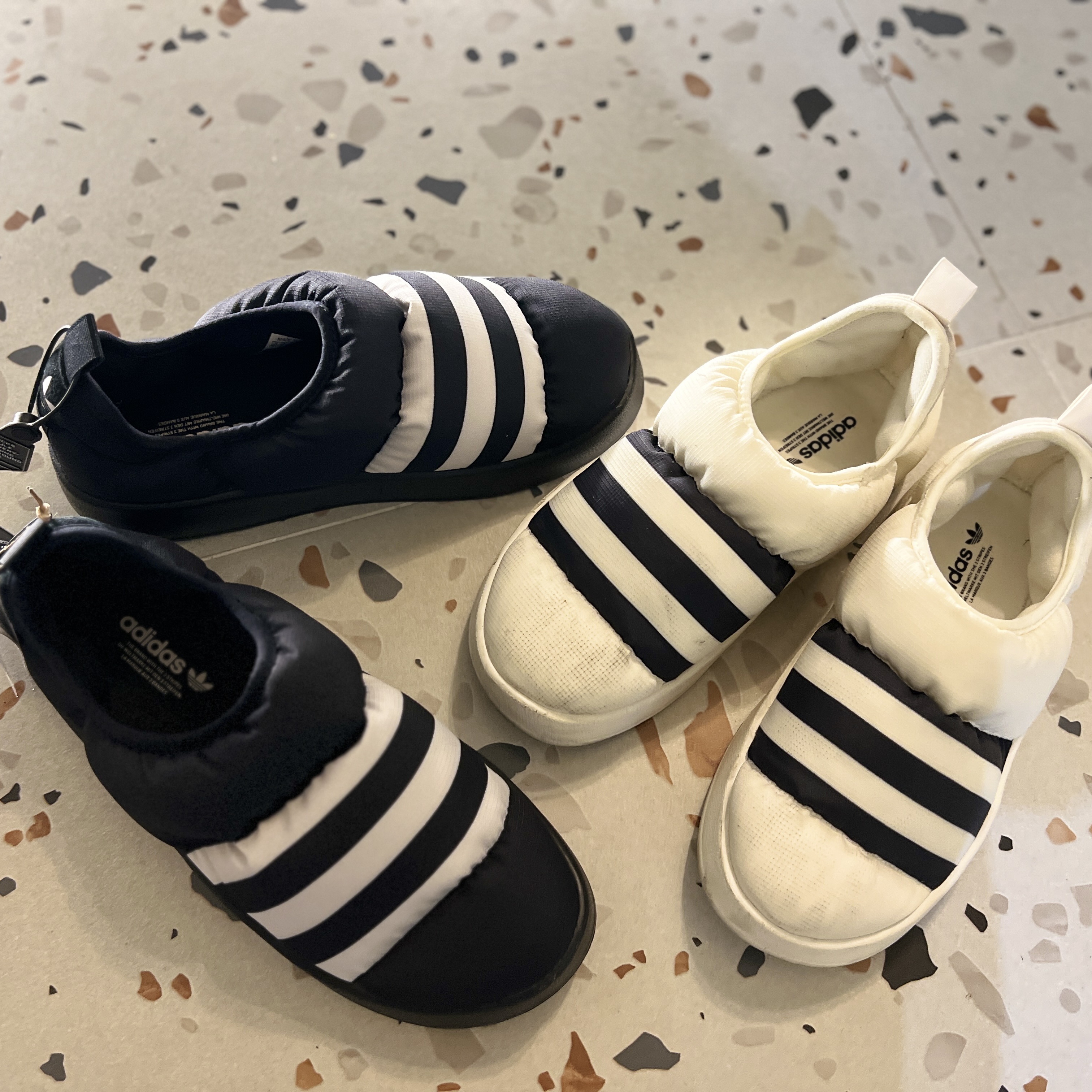 Adidas Puffylette Off White, Adidas Puffylette Core Black 착용 스타일 - 3
