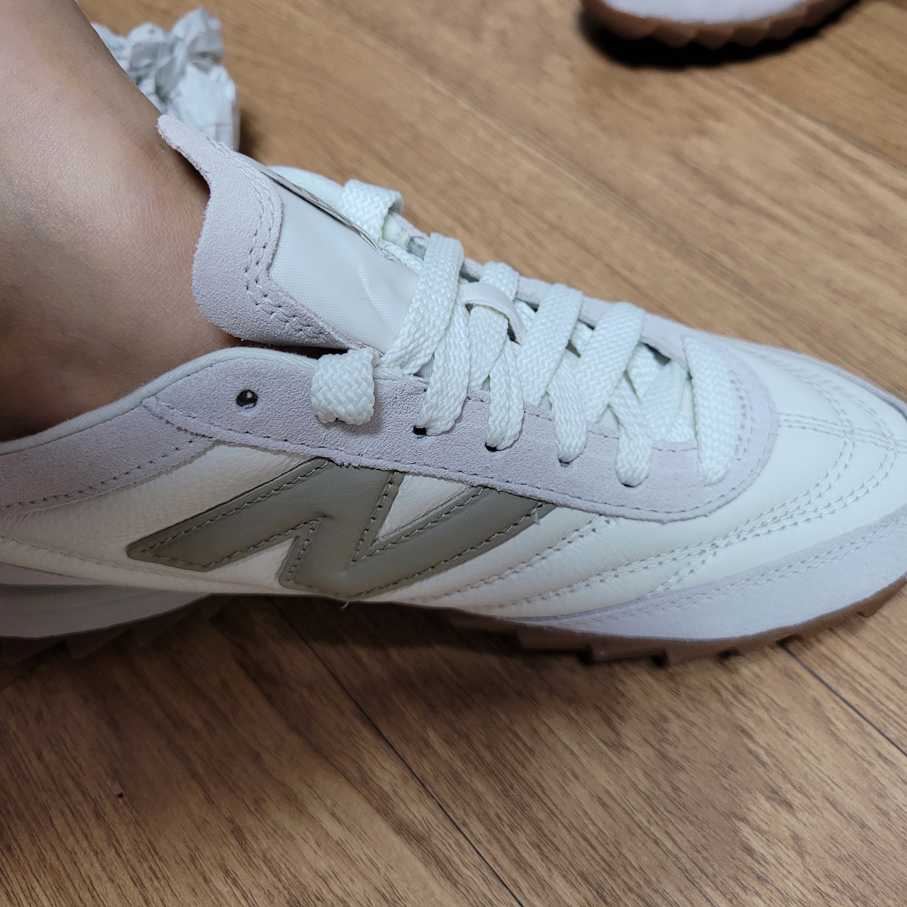 New Balance RC30 Sea Salt Aluminum 착용 스타일 - 2