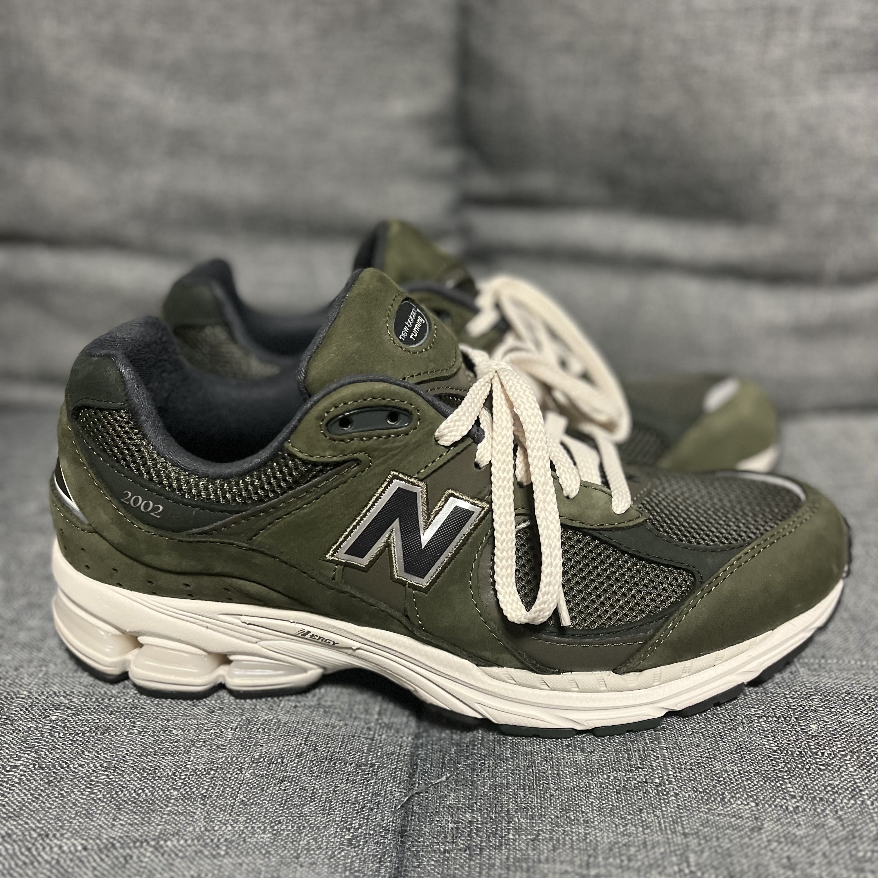 New Balance 2002R Grape Leaf 착용 스타일