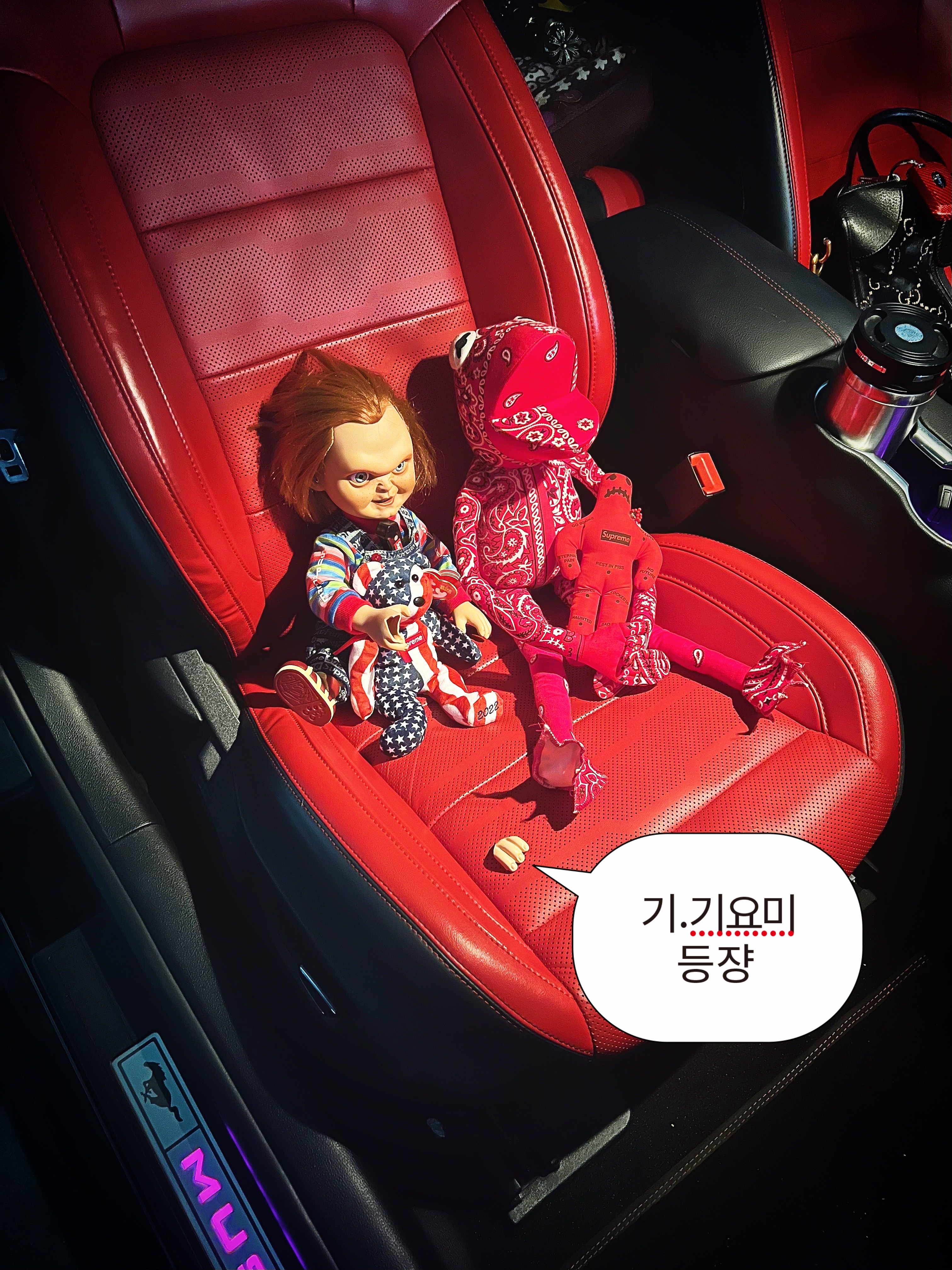 Supreme Chucky Doll - 20FW, Supreme Voodoo Doll Red - 19FW 착용 스타일 - 1