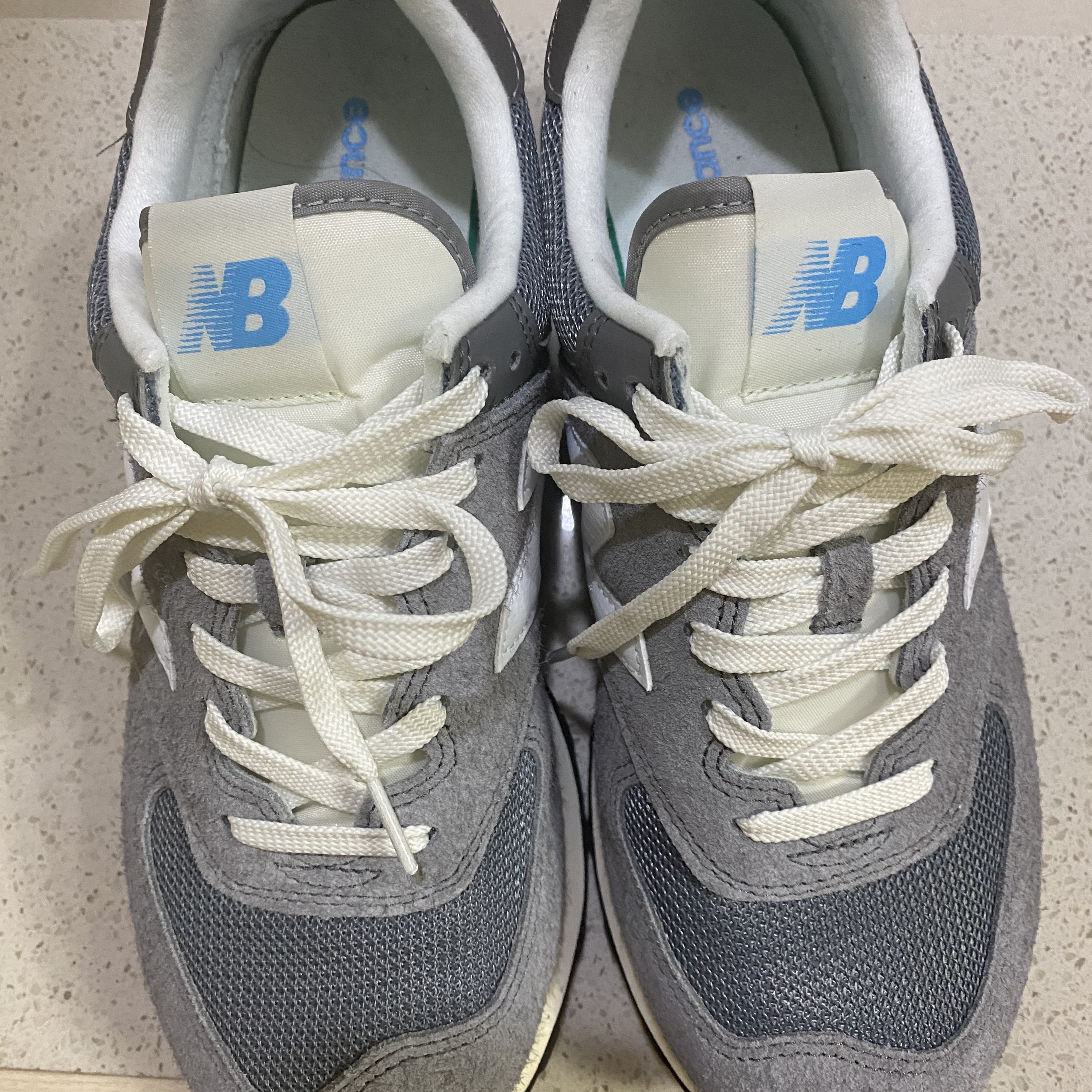New Balance 574 Heritage Gray 착용 스타일 - 1