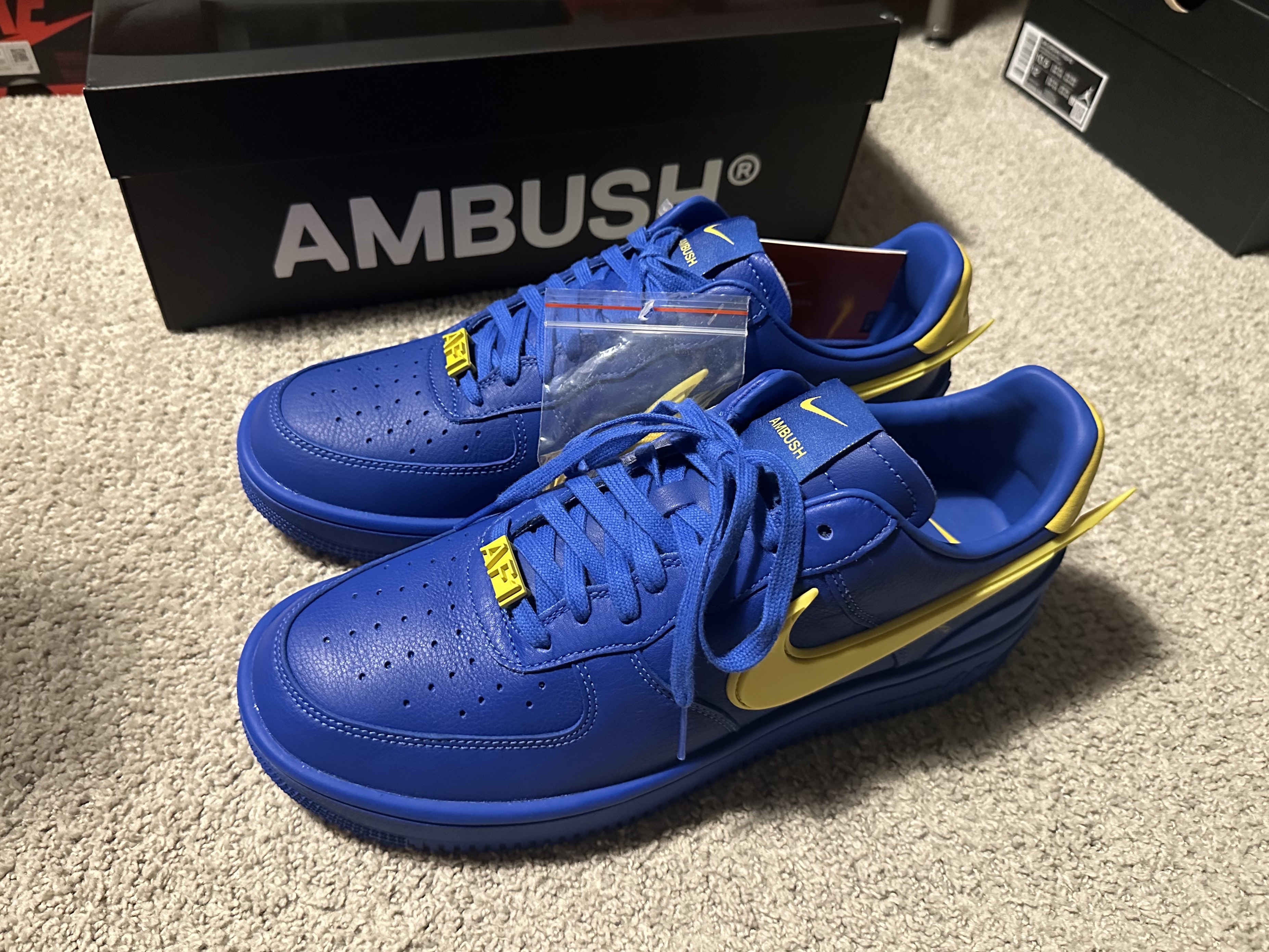 Nike x Ambush Air Force 1 Low SP Game Royal and Vivid Sulfur 착용 스타일 - 1