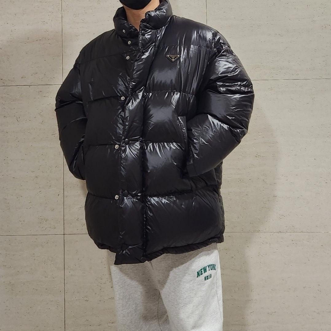 Prada Re-Nylon Down Jacket Black 착용 스타일