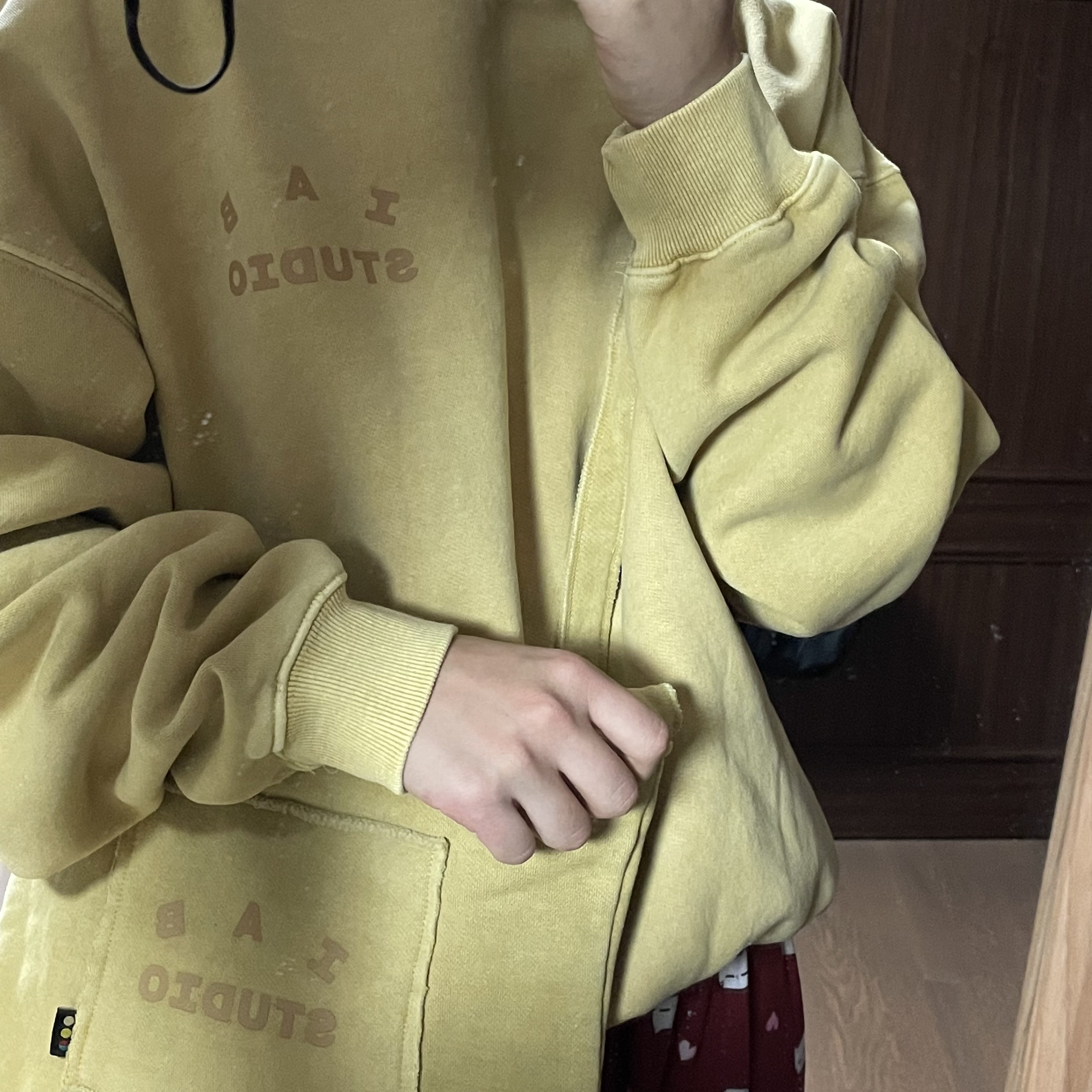 IAB Studio Pigment Sweatshirt & Mini Bag Mustard 착용 스타일