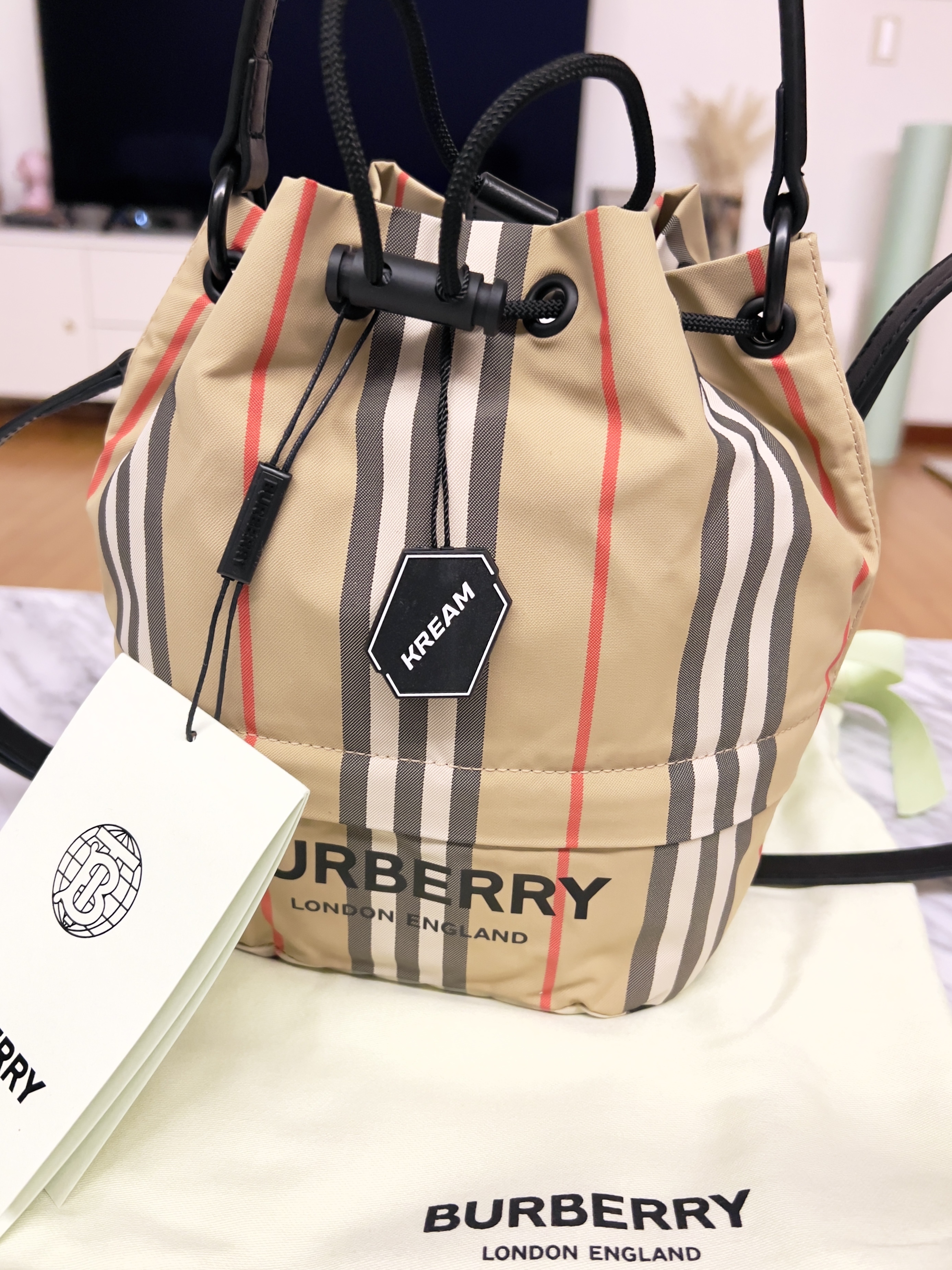 Burberry Icon Stripe Econyl Drawcord Pouch Archive Beige 착용 스타일