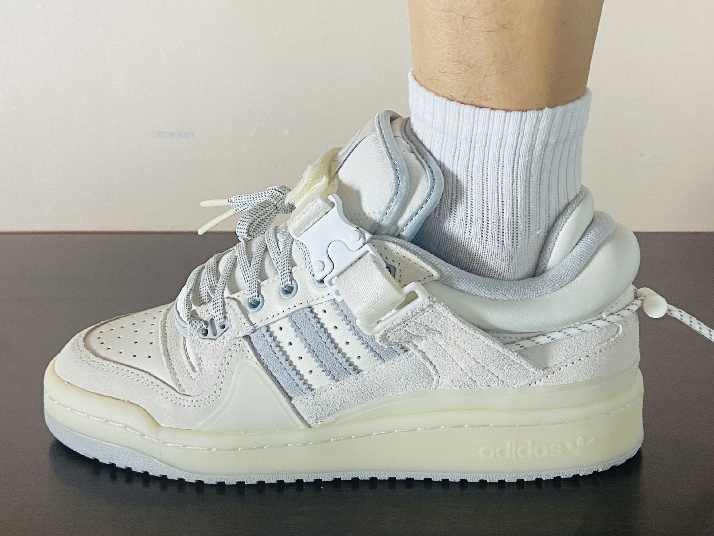 Adidas x Bad Bunny Forum Low Cloud White Clear Onix 착용 스타일