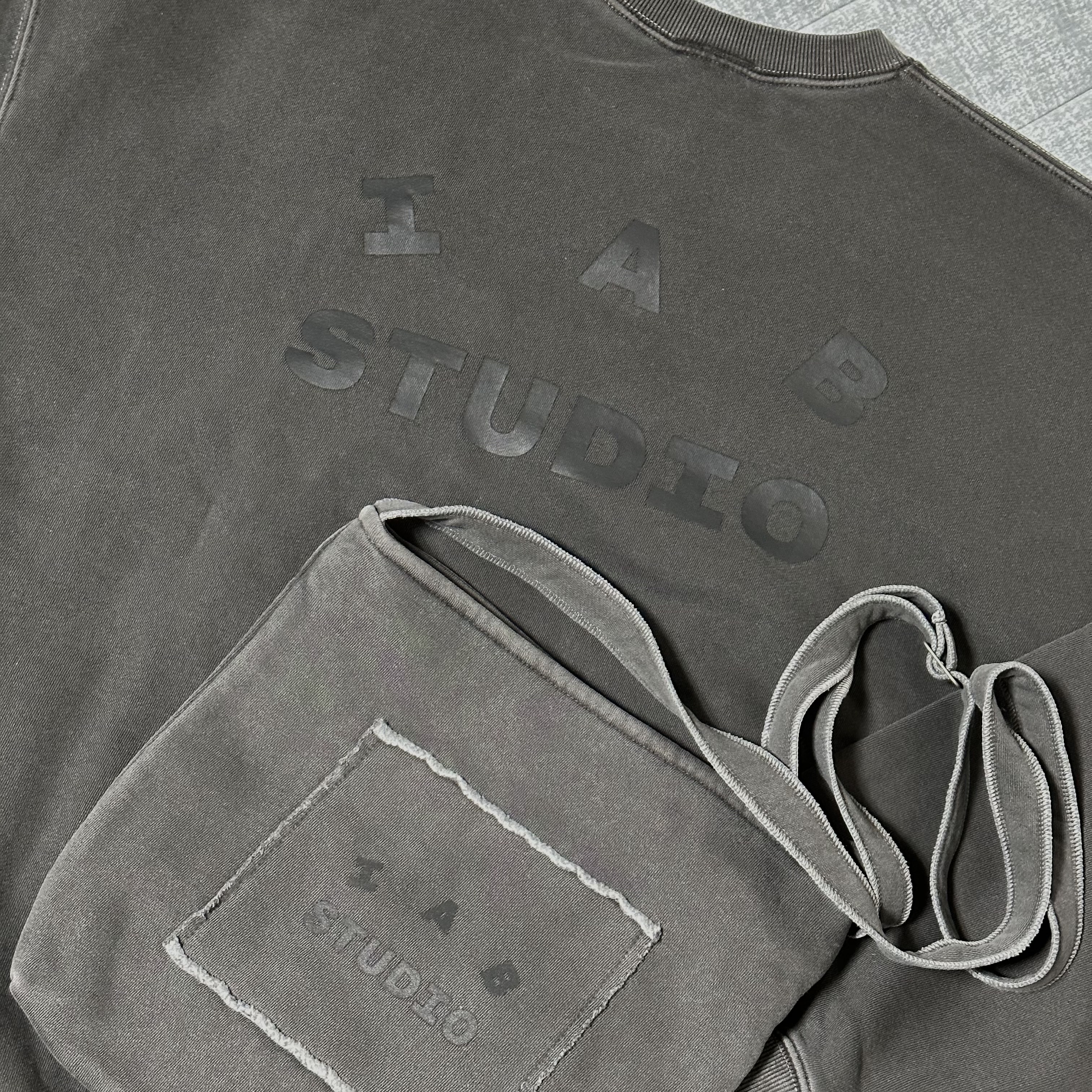 IAB Studio Pigment Sweatshirt & Mini Bag Black 착용 스타일