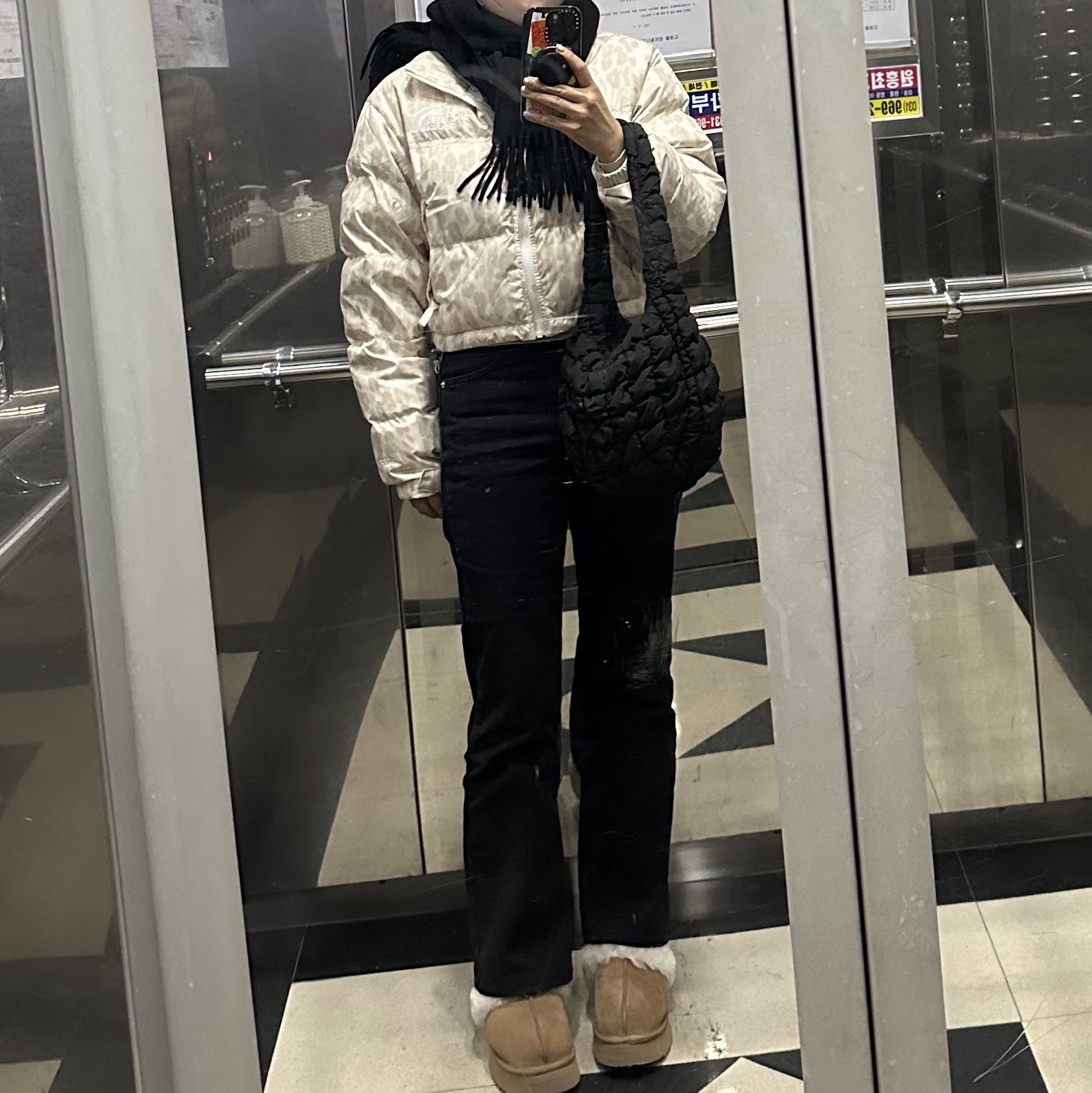 (W) The North Face Print Nuptse Short Jacket Silver Grey Leopard Print, (W) UGG Disquette Slipper Chestnut 착용 스타일