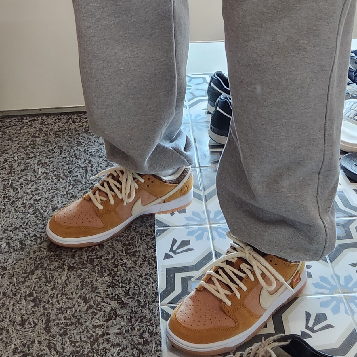 Nike Dunk Low SE Praline Desert Ochre 착용 스타일 - 1
