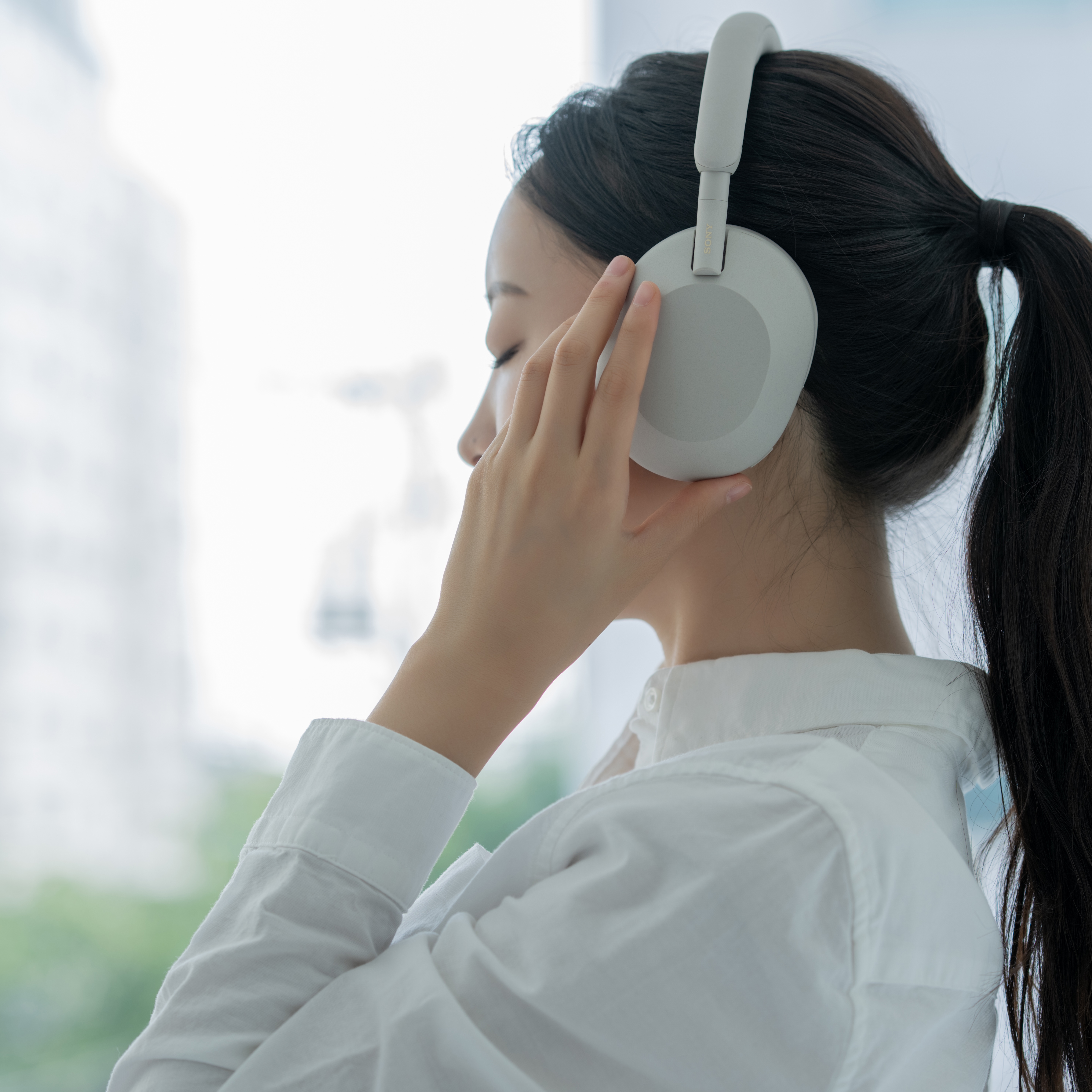 Sony WH-1000XM5 Silver (Sony Korea Ver.), Sony WH-1000XM5 Black (Sony Korea Ver.) 착용 스타일 - 2