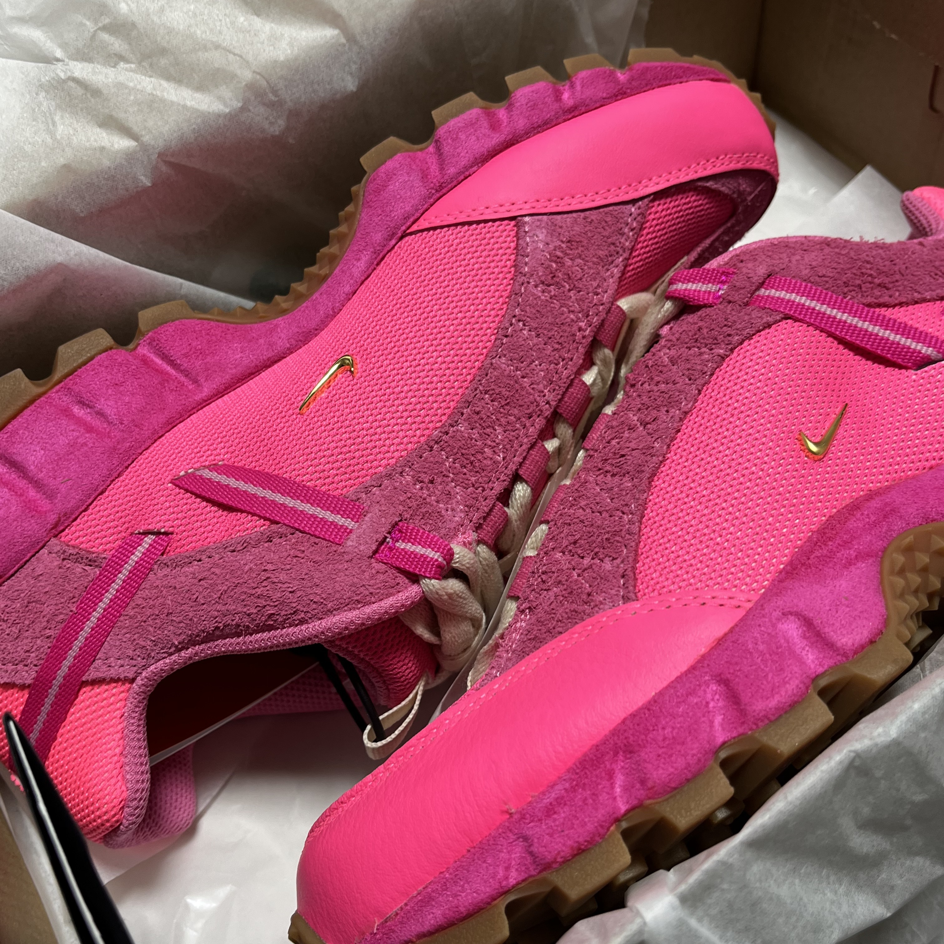 Nike x Jacquemus Air Humara LX Pink Flash 착용 스타일 - 3