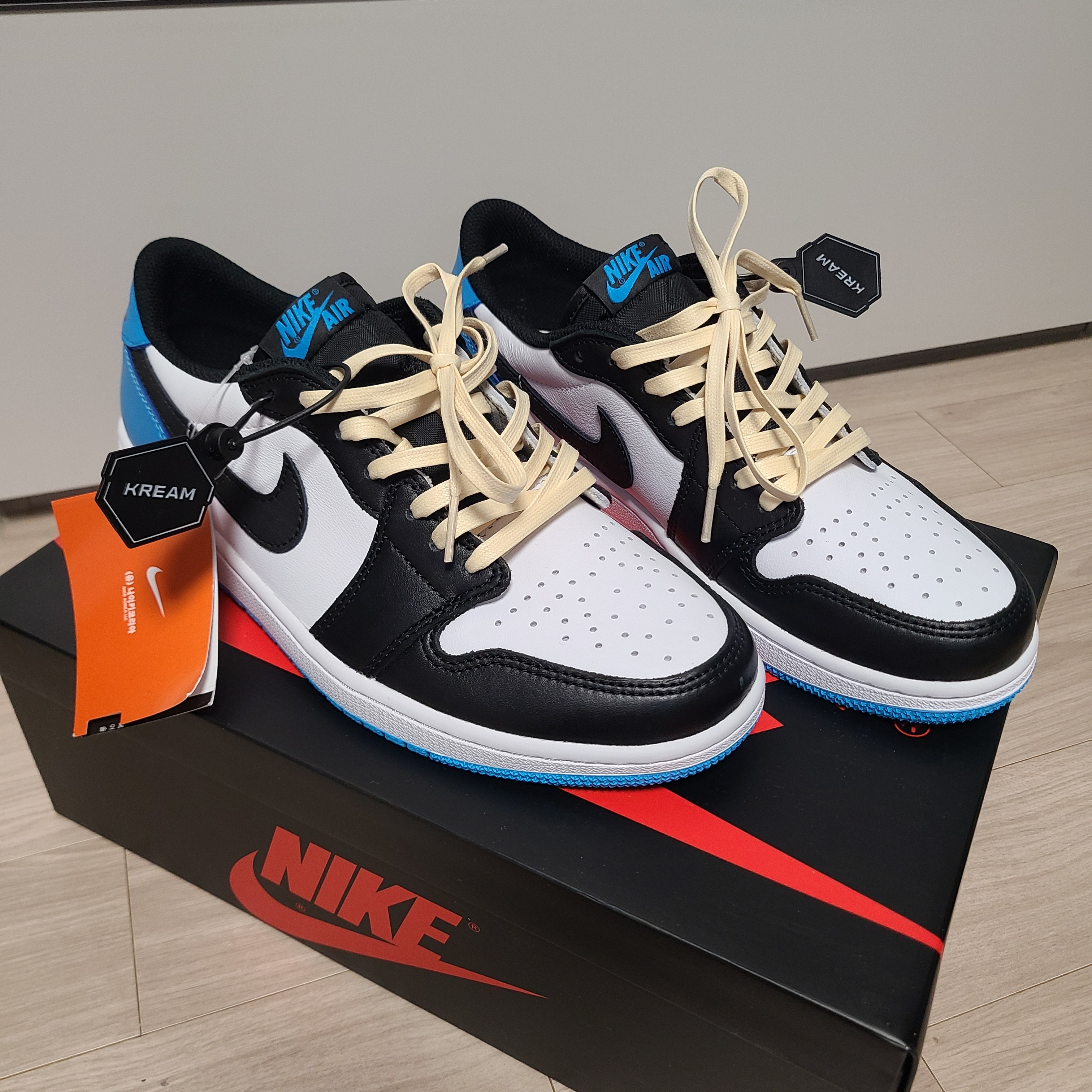 Jordan 1 Retro Low OG Black and Dark Powder Blue 착용 스타일 - 1