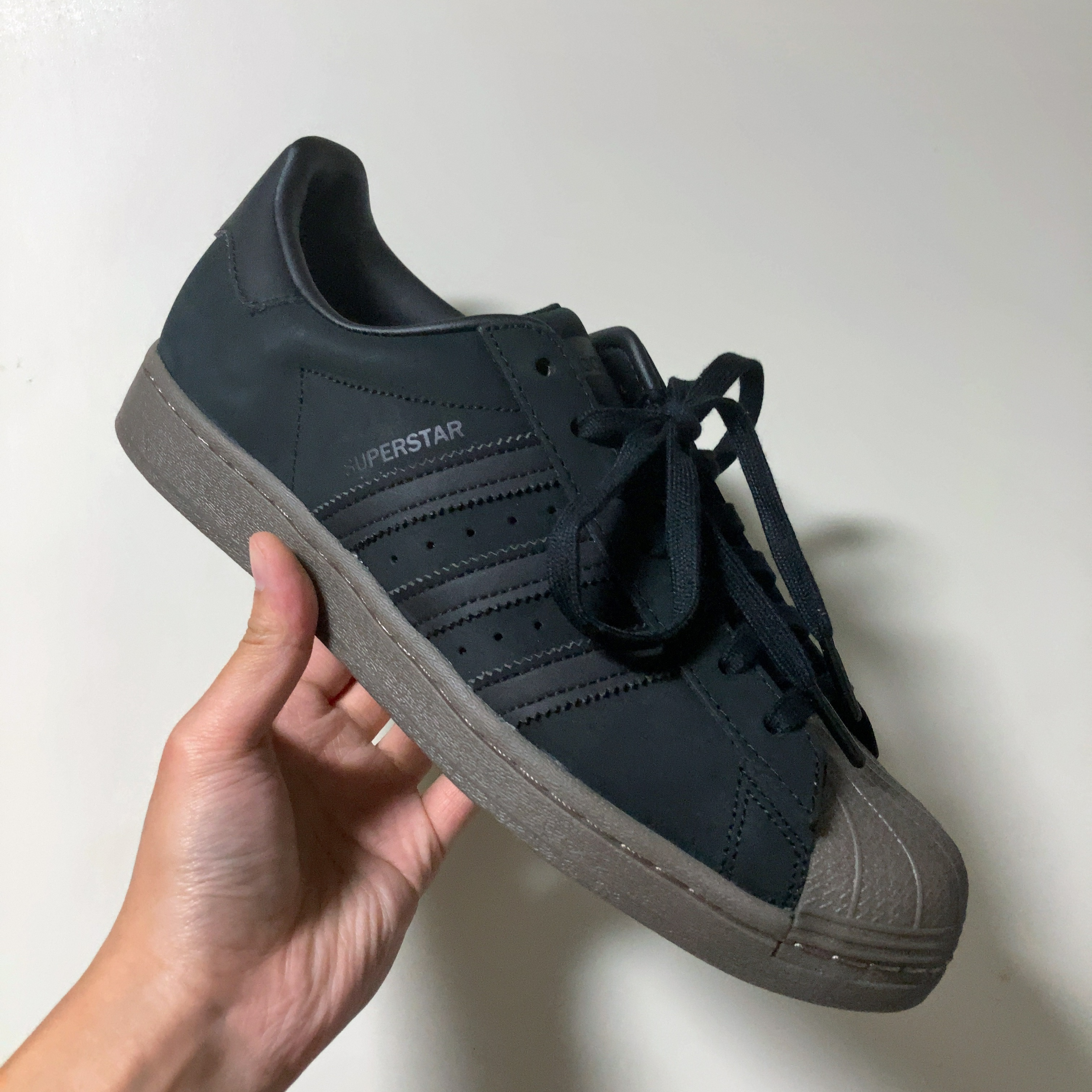 Adidas Superstar Core Black Gum 착용 스타일