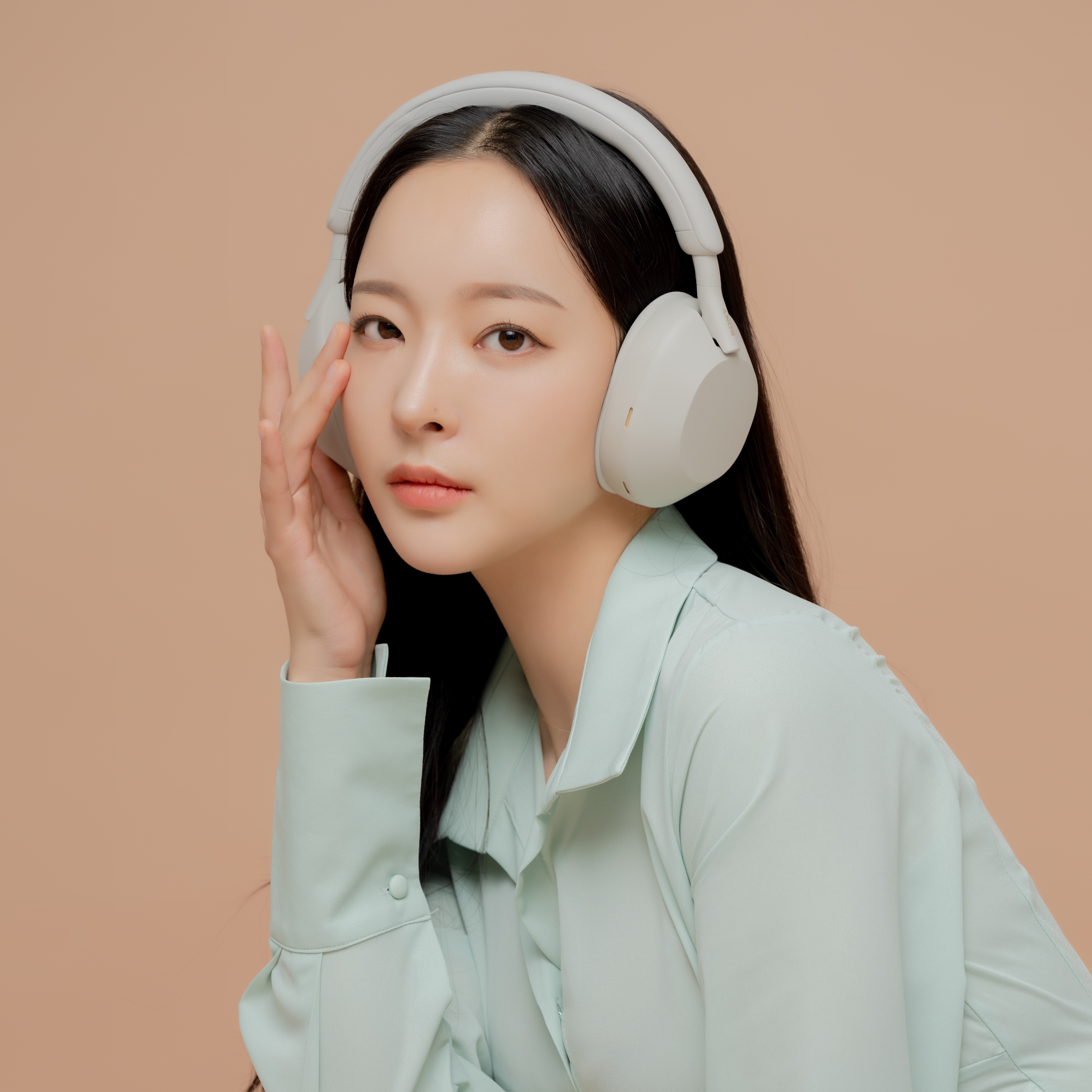Sony WH-1000XM5 Silver (Sony Korea Ver.) 착용 스타일