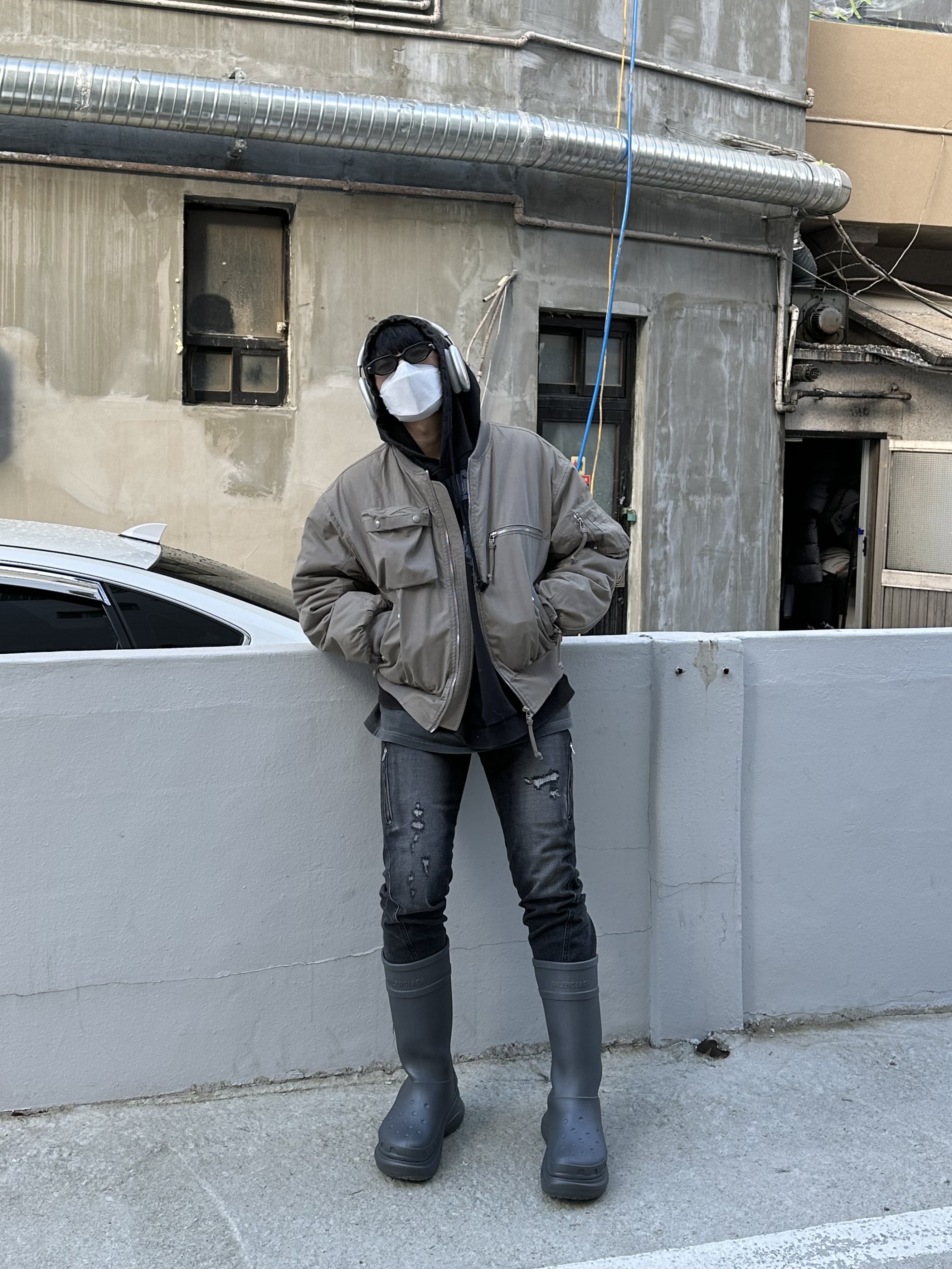 Balenciaga x Crocs Rubber Boot Grey, Apple AirPods Max Lightning Silver (Korean Ver.) 착용 스타일 - 1